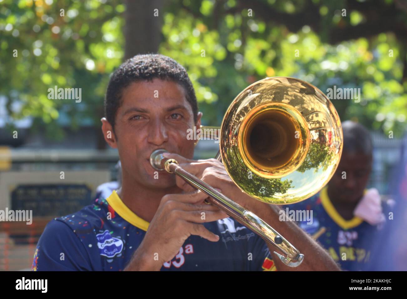 Fêtant le défilé de 'Banda de Ipanema' pendant le carnaval à la plage d'Ipanema à Rio de Janeiro, Brésil sur 4 février 2017. Le Banda de Ipanema est l'un des groupes de carnaval les plus traditionnels de Rio de Janeiro. Fondée en 1965, la Banda de Ipanema apporte de la joie dans les rues du quartier d'Ipanema, dans la partie sud de la ville de Rio de Janeiro. En plus du riche carnaval de Sambodromo, à Rio de Janeiro, le carnaval de rue est également très traditionnel et rassemble des millions de personnes dans des milliers de blocs de carnaval. (Photo de Luiz Souza/NurPhoto) *** Veuillez utiliser le crédit du crédit Banque D'Images