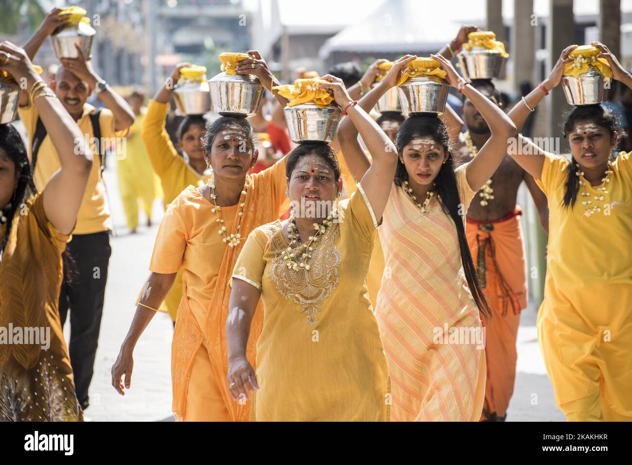Les adeptes hindous participent au festival de Thaipusam sur 04 février 2017 dans les grottes de Batu, Kuala Lumpur, Malaisie. Le Thaipusam est célébré par les dévotés du dieu hindou Murugan et est un festival important de la communauté tamoule dans des pays comme l'Inde, le Sri Lanka, l'Indonésie, la Thaïlande, la Malaisie, Et Singapour, au cours de laquelle les dévotés se percent avec des pointes et prennent part à de longues processions. (Photo de Chris Jung/NurPhoto) *** Veuillez utiliser le crédit du champ de crédit *** Banque D'Images