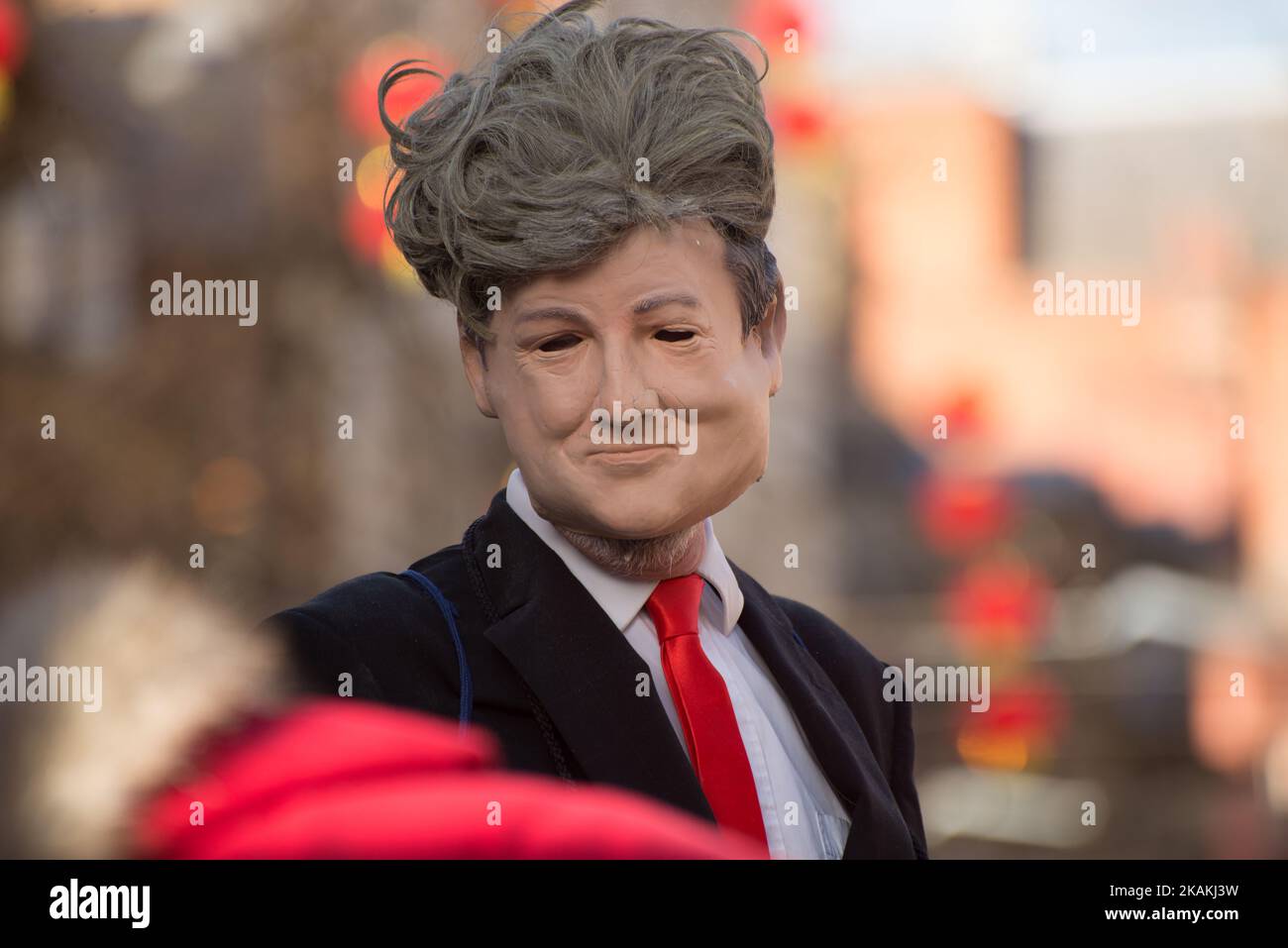 Une personne dans un costume de Donald Trump participe à une manifestation anti-Trump de Mussim Bans le samedi 4 février 2017 à Manchester, au Royaume-Uni. La manifestation, qui s'est produite en solidarité avec d'autres manifestations dans d'autres villes, a été provoquée par la signature par le président Trump d'un décret qui a mis fin à l'ensemble du programme des réfugiés américains et interdit toute personne venant d'Iran, d'Irak, de Libye, de Somalie, du Soudan, La Syrie et le Yémen ainsi que des personnes ayant la double nationalité. (Photo de Jonathan Nicholson/NurPhoto) *** Veuillez utiliser le crédit du champ de crédit *** Banque D'Images