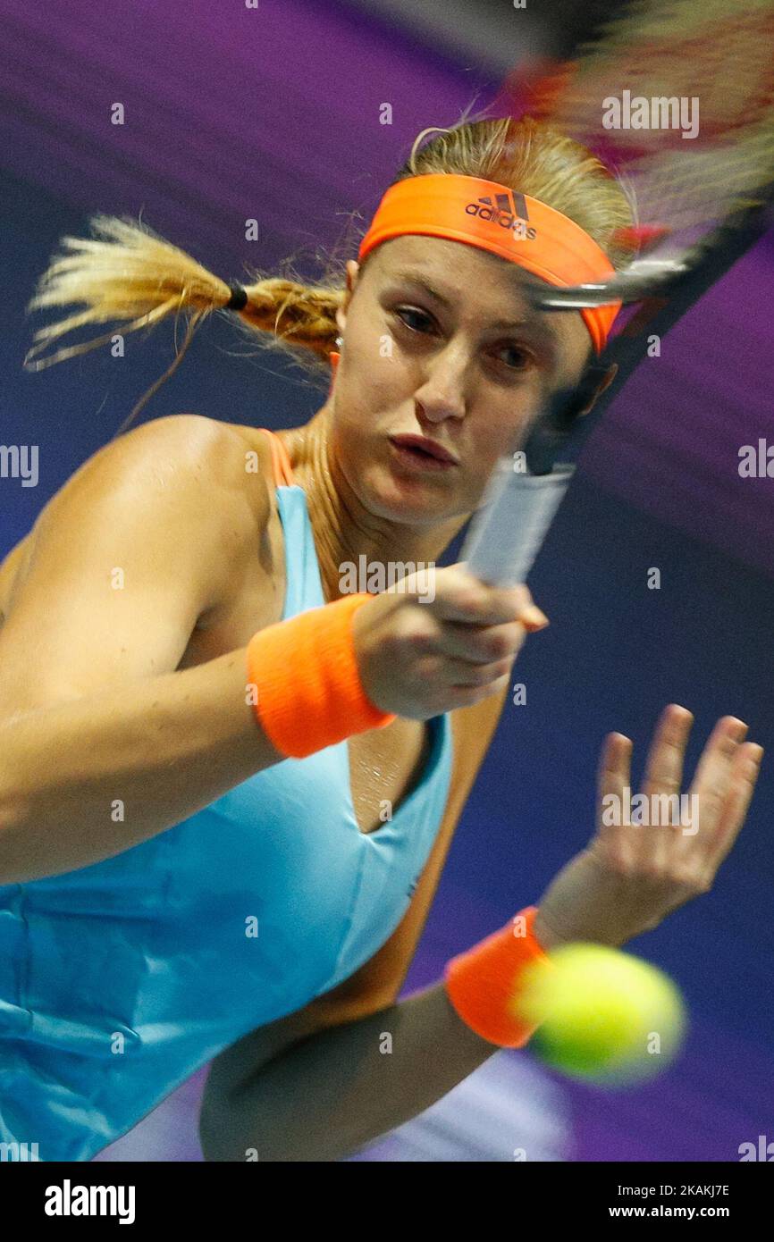 Kristina Mladenovic de France retourne le ballon à Yulia Putintsevia du Kazakhstan lors de leur dernier match au tournoi de tennis de Trophée des Ladies de Saint-Pétersbourg sur 5 février 2017 à Saint-Pétersbourg, en Russie. (Photo de Mike Kireev/NurPhoto) *** Veuillez utiliser le crédit du champ de crédit *** Banque D'Images
