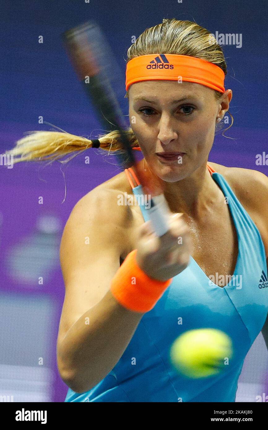 Kristina Mladenovic de France retourne le ballon à Yulia Putintsevia du Kazakhstan lors de leur dernier match au tournoi de tennis de Trophée des Ladies de Saint-Pétersbourg sur 5 février 2017 à Saint-Pétersbourg, en Russie. (Photo de Mike Kireev/NurPhoto) *** Veuillez utiliser le crédit du champ de crédit *** Banque D'Images