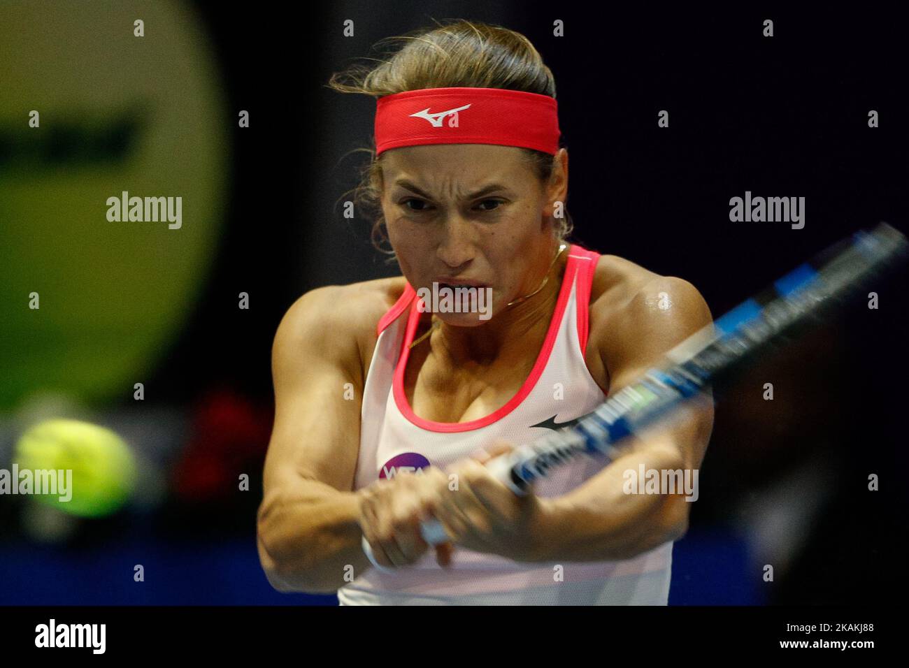 Yulia Putintsevia, du Kazakhstan, retourne le ballon à Kristina Mladenovic, de France, lors de leur dernier match au tournoi de tennis de Trophée des Ladies de Saint-Pétersbourg sur 5 février 2017, à Saint-Pétersbourg, en Russie. (Photo de Mike Kireev/NurPhoto) *** Veuillez utiliser le crédit du champ de crédit *** Banque D'Images