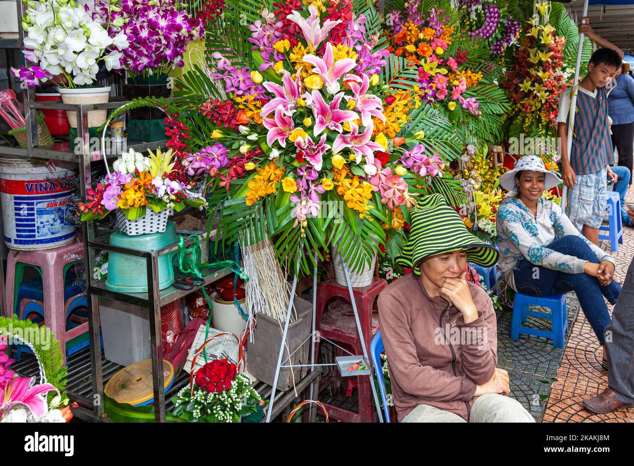 Vendeur de fleurs vietnamiennes et exposition florale au marché Ben Thanh, Ho Chi Minh, Vietnam Banque D'Images