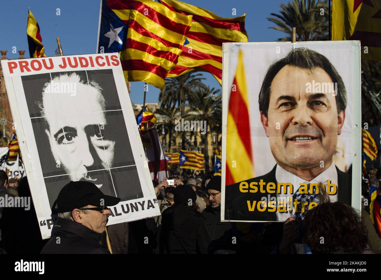 Ambiance de manifestation avec des symboles d'indépendance soutenant Artur Mas, Irene Rigau et Joana Ortega lors de leur promenade à la Cour de justice pour témoigner de l'enquête sur le référendum pour l'indépendance de la Catalogne sur 6 février 2017 à Barcelone, Espagne. (Photo de Xavier Bonilla/NurPhoto) *** Veuillez utiliser le crédit du champ de crédit *** Banque D'Images