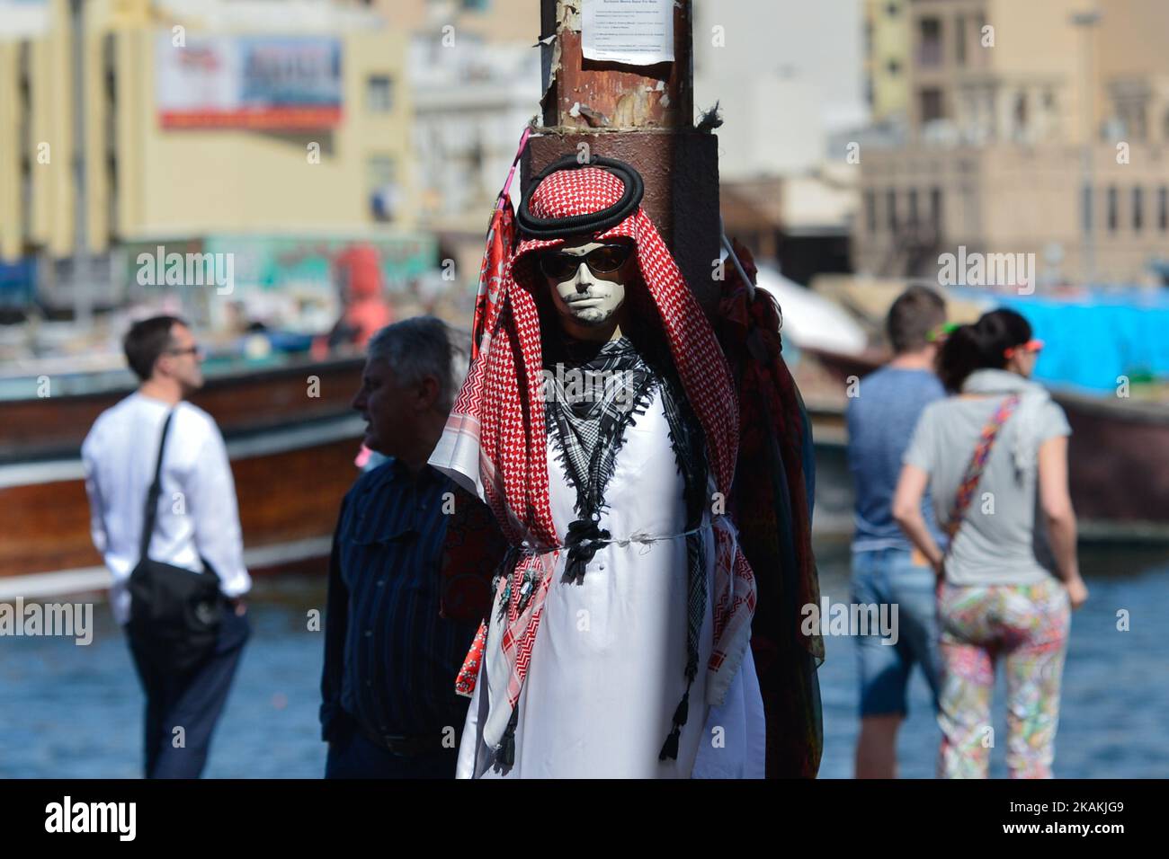 Une robe traditionnelle à vendre, une scène du marché de la vieille ville de Dubaï. Le lundi 6 février 2017, à Dubaï, Émirats arabes Unis. (Photo par Artur Widak/NurPhoto) *** Veuillez utiliser le crédit du champ de crédit *** Banque D'Images