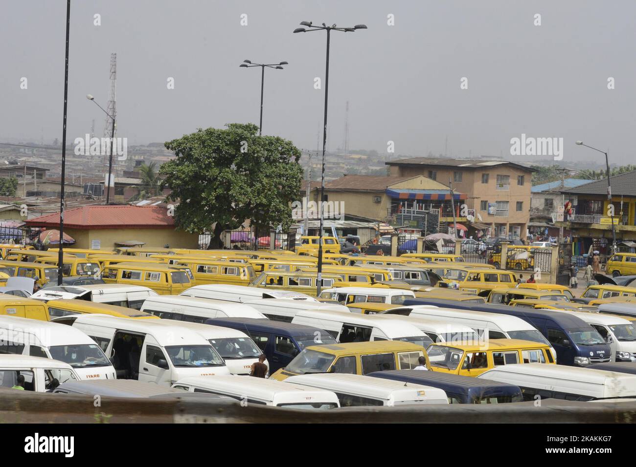 Bus commerciaux jaunes, communément connus sous le nom de Danfo, au parc Iyana-Ipaja, Lagos, Nigeria, lundi 6 février 2017. Le gouvernement de l'État de Lagos a annoncé son intention d'éliminer progressivement les autobus de Lagos. (Photo par Adekunle Ajayi/NurPhoto) *** Veuillez utiliser le crédit du champ de crédit *** Banque D'Images