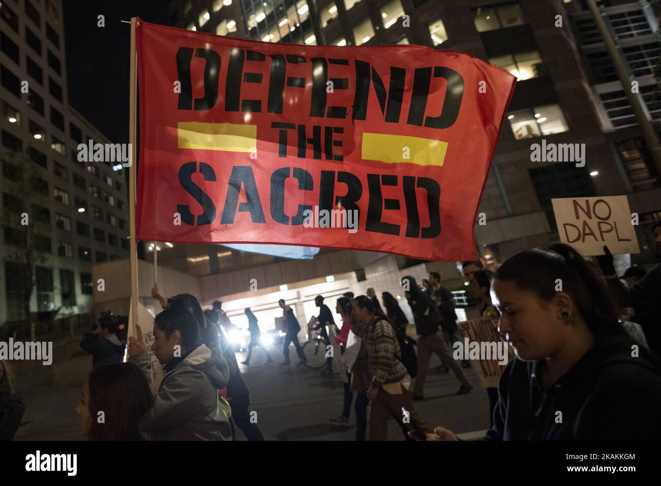Les manifestants se réunissent pour dénoncer la décision du corps d armée des ingénieurs d accorder une servitude pour le pipeline d accès au Dakota. Los Angeles, Californie. 8 février 2017. Le président Trump a signé une action exécutive visant à éclairer le pipeline qui passe sous la rivière Missouri, qui fournit de l'eau potable à la tribu des Sioux de Standing Rock. (Photo de Ronen Tivony/NurPhoto) *** Veuillez utiliser le crédit du champ de crédit *** Banque D'Images