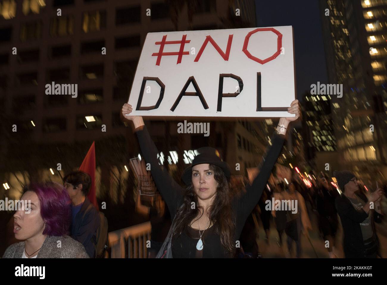 Les manifestants se réunissent pour dénoncer la décision du corps d armée des ingénieurs d accorder une servitude pour le pipeline d accès au Dakota. Los Angeles, Californie. 8 février 2017. Le président Trump a signé une action exécutive visant à éclairer le pipeline qui passe sous la rivière Missouri, qui fournit de l'eau potable à la tribu des Sioux de Standing Rock. (Photo de Ronen Tivony/NurPhoto) *** Veuillez utiliser le crédit du champ de crédit *** Banque D'Images