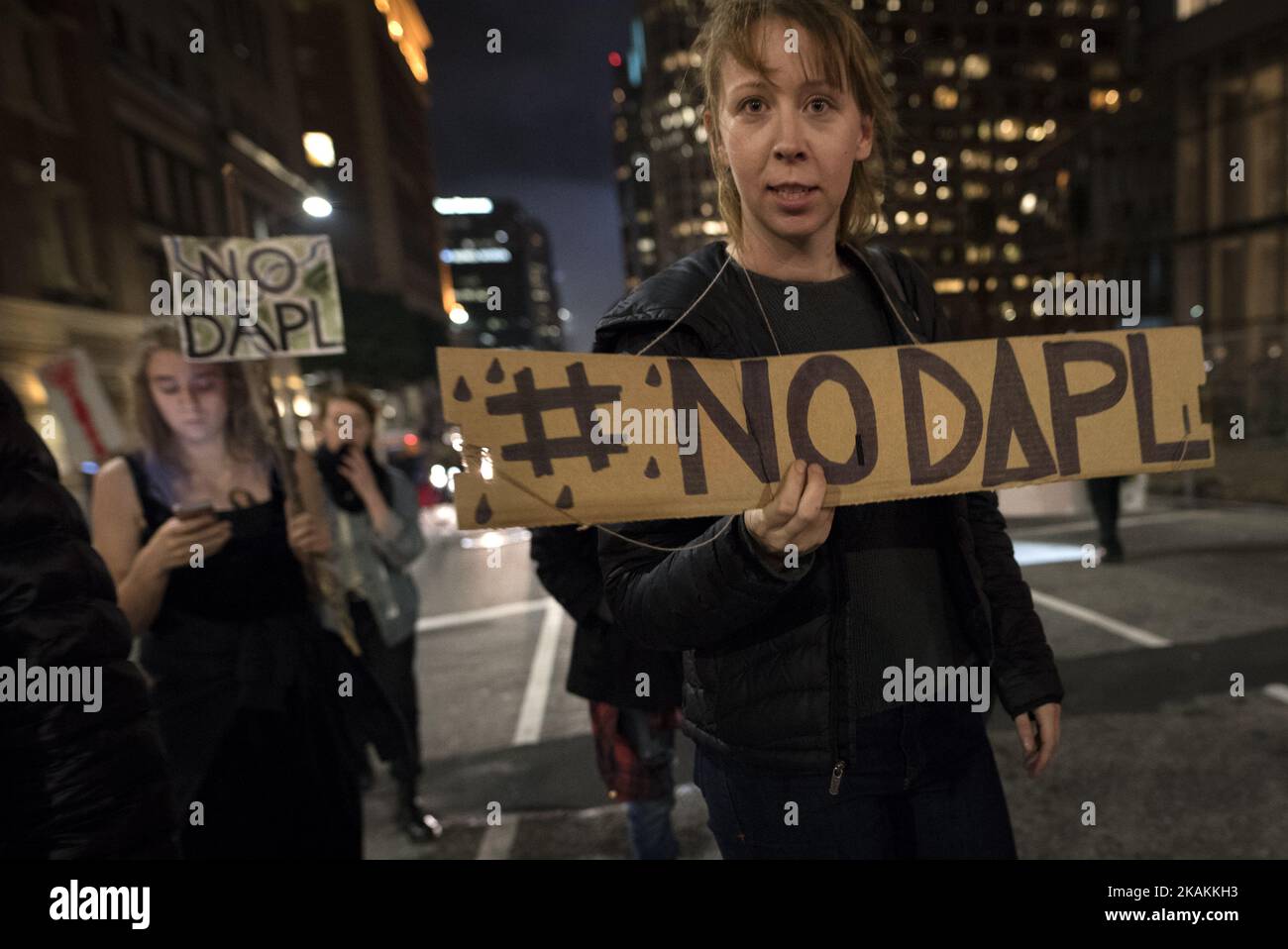 Les manifestants se réunissent pour dénoncer la décision du corps d armée des ingénieurs d accorder une servitude pour le pipeline d accès au Dakota. Los Angeles, Californie. 8 février 2017. Le président Trump a signé une action exécutive visant à éclairer le pipeline qui passe sous la rivière Missouri, qui fournit de l'eau potable à la tribu des Sioux de Standing Rock. (Photo de Ronen Tivony/NurPhoto) *** Veuillez utiliser le crédit du champ de crédit *** Banque D'Images