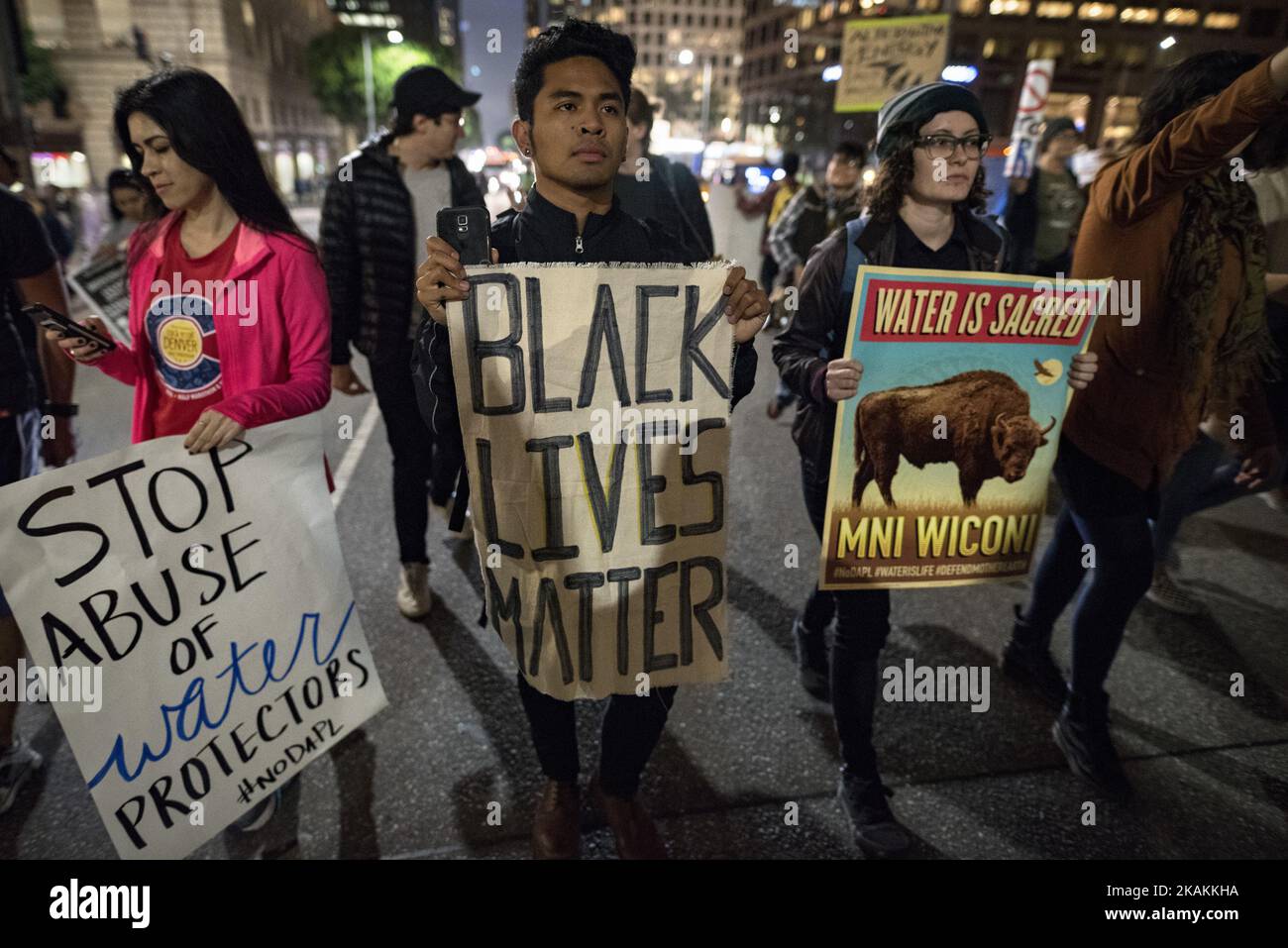 Les manifestants se réunissent pour dénoncer la décision du corps d armée des ingénieurs d accorder une servitude pour le pipeline d accès au Dakota. Los Angeles, Californie. 8 février 2017. Le président Trump a signé une action exécutive visant à éclairer le pipeline qui passe sous la rivière Missouri, qui fournit de l'eau potable à la tribu des Sioux de Standing Rock. (Photo de Ronen Tivony/NurPhoto) *** Veuillez utiliser le crédit du champ de crédit *** Banque D'Images