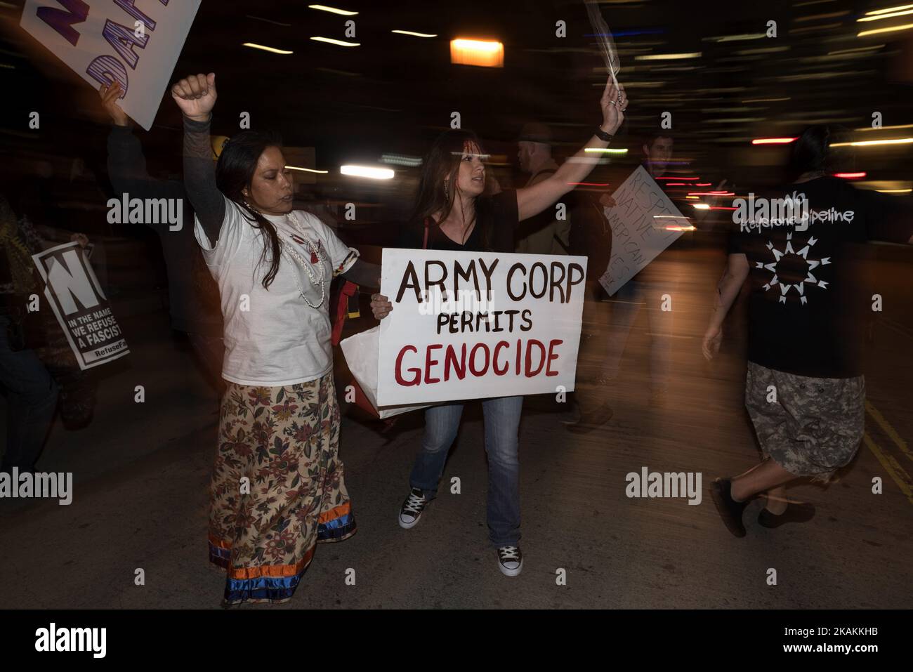 Les manifestants se réunissent pour dénoncer la décision du corps d armée des ingénieurs d accorder une servitude pour le pipeline d accès au Dakota. Los Angeles, Californie. 8 février 2017. Le président Trump a signé une action exécutive visant à éclairer le pipeline qui passe sous la rivière Missouri, qui fournit de l'eau potable à la tribu des Sioux de Standing Rock. (Photo de Ronen Tivony/NurPhoto) *** Veuillez utiliser le crédit du champ de crédit *** Banque D'Images