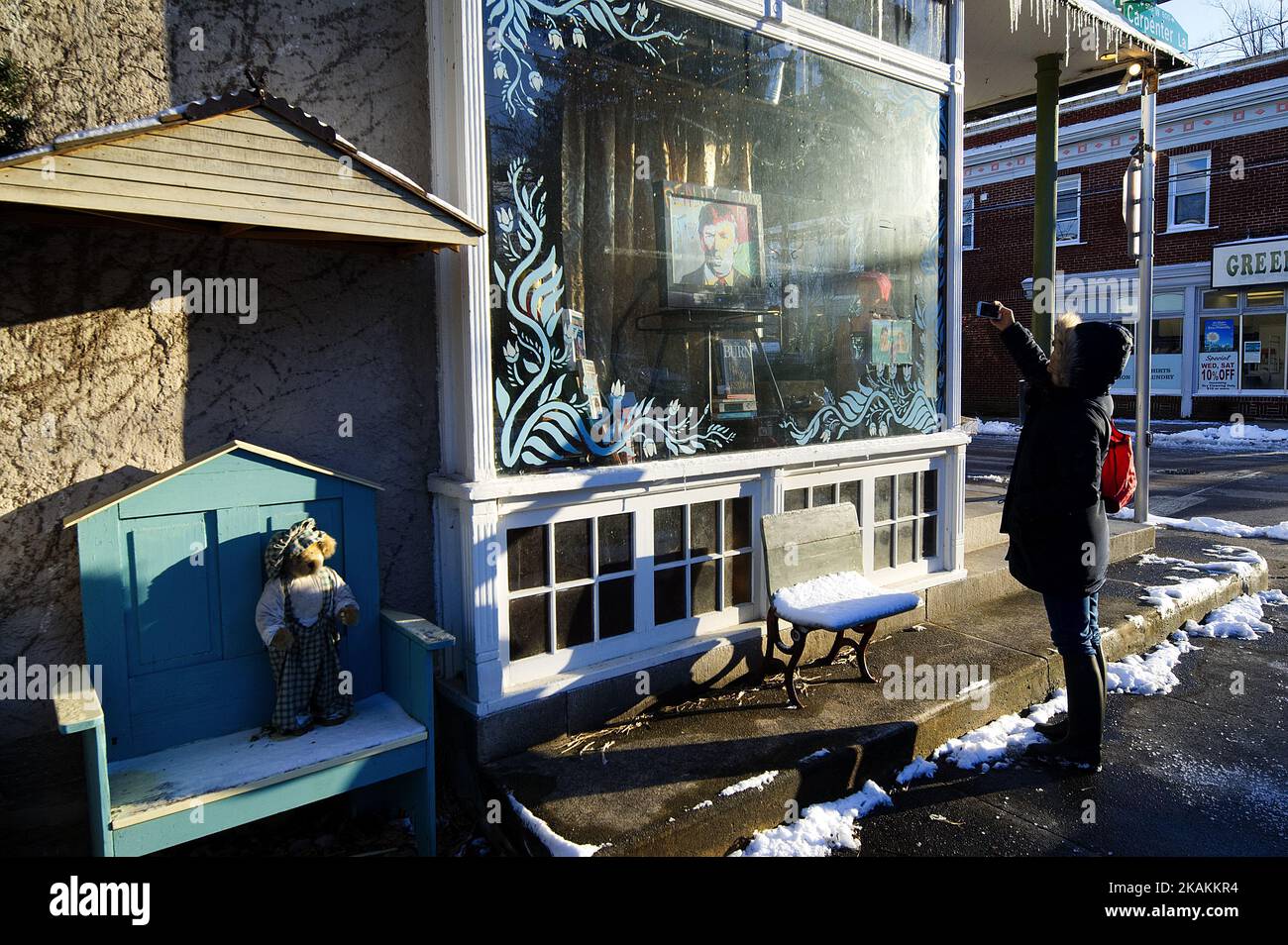 Passer-by prend une photo de la fenêtre avec un portrait peint du président Donald Trump est exposé dans la fenêtre de Moving Arts of Mount Airy. Des signes de vandalisme apparaissent sur la fenêtre d'un magasin dans la section aérée du mont Ouest de Philadelphie, en Pennsylvanie, sur 9 février 2017. Le magasin est situé de l'autre côté du magasin d'alimentation CO-OP Weavers Way, qui a ancré le quartier libéral et diversifié du nord-ouest de Philadelphie. (Photo de Bastiaan Slabbers/NurPhoto) *** Veuillez utiliser le crédit du champ de crédit *** Banque D'Images
