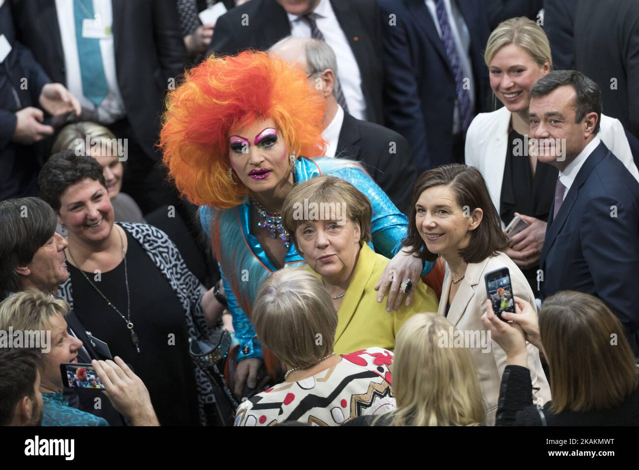 Drag la reine Olivia Jones (C-L) salue la chancelière allemande Angela Merkel (C-R) avant le vote pour l'élection présidentielle par le Bundesverdammlung (Assemblée fédérale) au Reichstag à Berlin, Allemagne sur 12 février 2017. Le candidat à la présidence Frank-Walter Steinmeier, 61 ans, sera certainement élu nouveau président en tant que candidat officiel des partis gouvernementaux CDU/CSU et SPD et soutenu par le FDP et le Parti Vert, contre la pauvreté Christoph Butterwegge chercheur, nommé par le parti gauche Die Linke et Albrecht Glaser, Nominé par le parti d'extrême droite AfD (alternative pour l'Allemagne). Banque D'Images