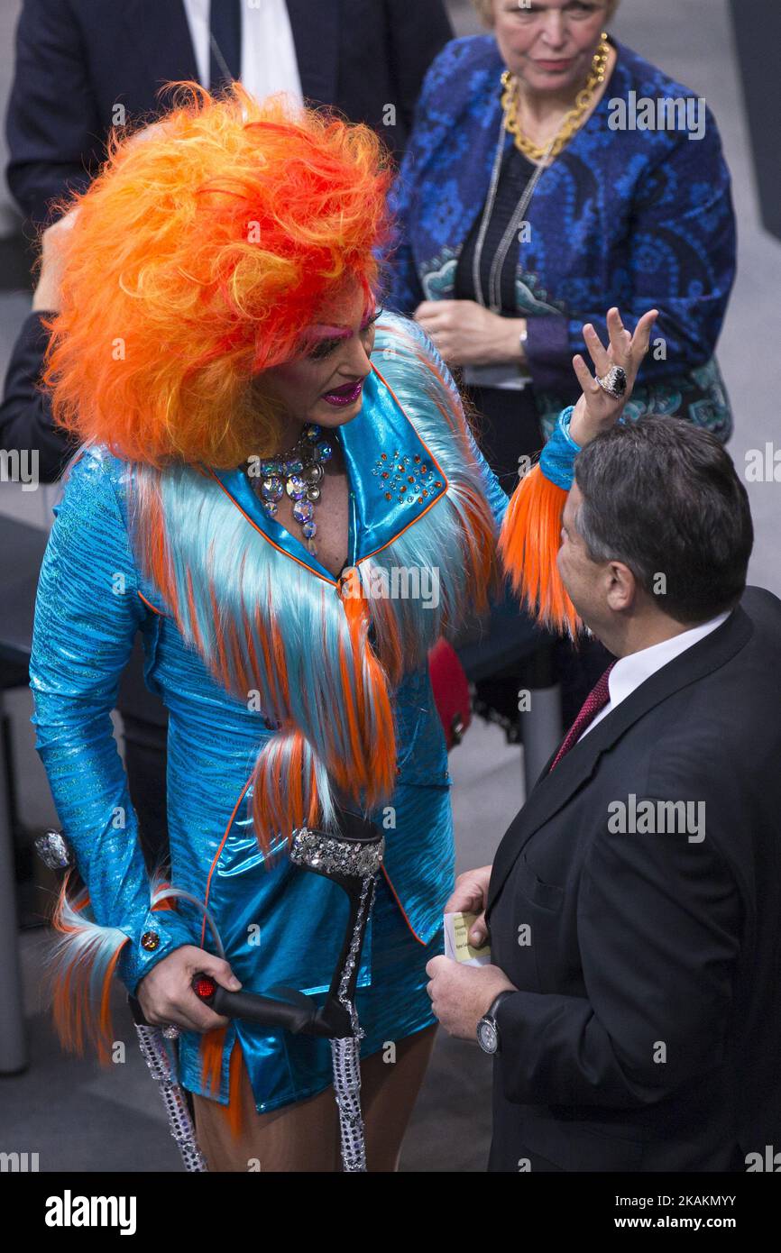 La reine de Drag Olivia Jones (C-L) discute avec le ministre allemand des Affaires étrangères Sigmar Gabriel lors des votes pour l'élection présidentielle par le Bundesverdammlung (Assemblée fédérale) au Reichstag à Berlin, Allemagne sur 12 février 2017. Le candidat à la présidence Frank-Walter Steinmeier, 61 ans, sera certainement élu nouveau président en tant que candidat officiel des partis gouvernementaux CDU/CSU et SPD et soutenu par le FDP et le Parti Vert, contre la pauvreté Christoph Butterwegge chercheur, nommé par le parti gauche Die Linke et Albrecht Glaser, Nominé par le parti d'extrême droite AfD (alternative pour Ger Banque D'Images