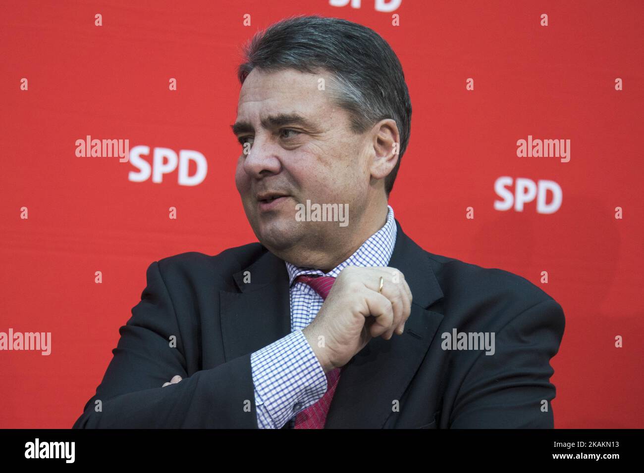 Le ministre allemand des Affaires étrangères Sigmar Gabriel est photographié avant une réunion du Conseil du Parti au siège du SPD à Willy-Brandt-Haus à Berlin, en Allemagne, sur 13 février 2017. (Photo par Emmanuele Contini/NurPhoto) *** Veuillez utiliser le crédit du champ de crédit *** Banque D'Images