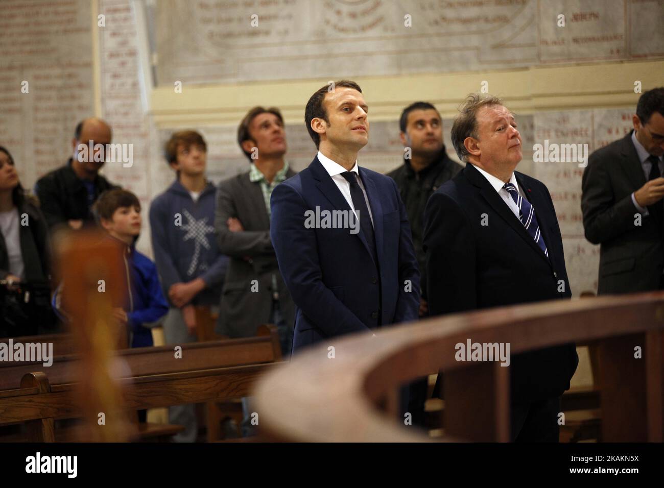 Emmanuel Macron, un espoir présidentiel français, visite la basilique notre-Dame d'Afrique dans le quartier Bab el-Oued d'Alger, sur 14 février 2017. Macron achève sa visite de deux jours en Algérie. (Photo de Billal Bensalem/NurPhoto) *** Veuillez utiliser le crédit du champ de crédit *** Banque D'Images
