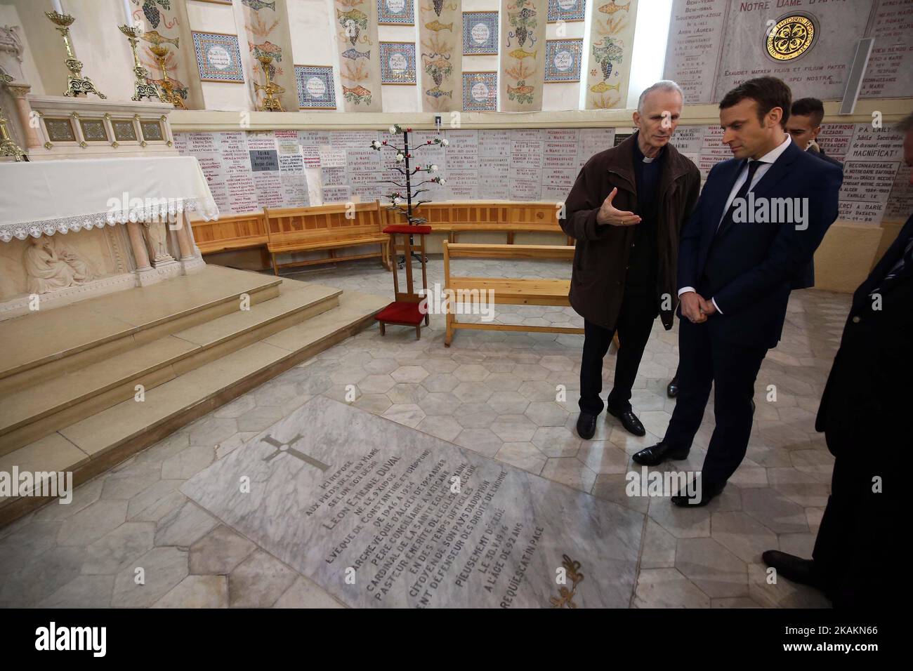Emmanuel Macron, un espoir présidentiel français, visite la basilique notre-Dame d'Afrique dans le quartier Bab el-Oued d'Alger, sur 14 février 2017. Macron achève sa visite de deux jours en Algérie. (Photo de Billal Bensalem/NurPhoto) *** Veuillez utiliser le crédit du champ de crédit *** Banque D'Images