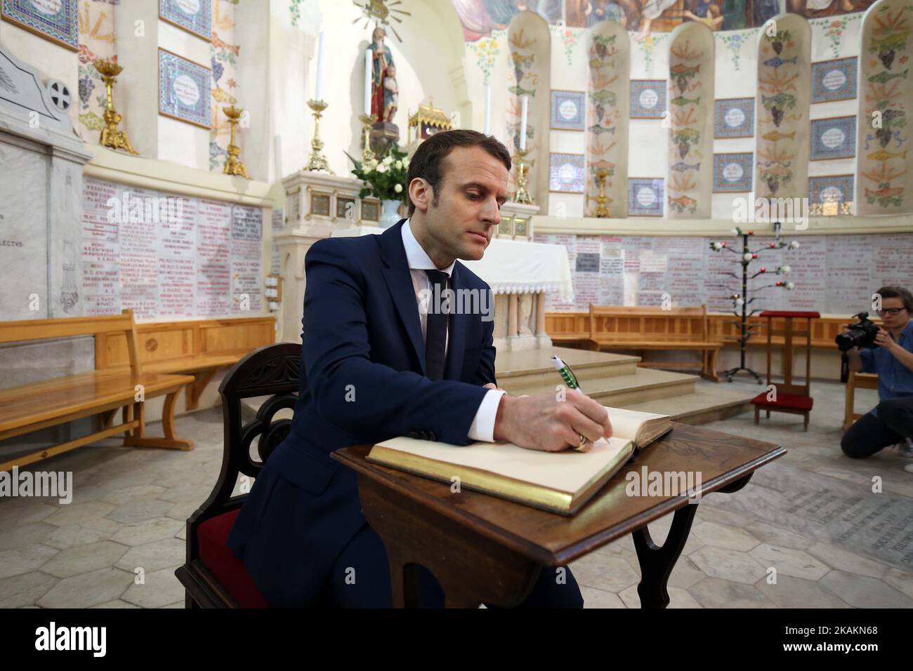 Emmanuel Macron, un espoir présidentiel français, visite la basilique notre-Dame d'Afrique dans le quartier Bab el-Oued d'Alger, sur 14 février 2017. Macron achève sa visite de deux jours en Algérie. (Photo de Billal Bensalem/NurPhoto) *** Veuillez utiliser le crédit du champ de crédit *** Banque D'Images