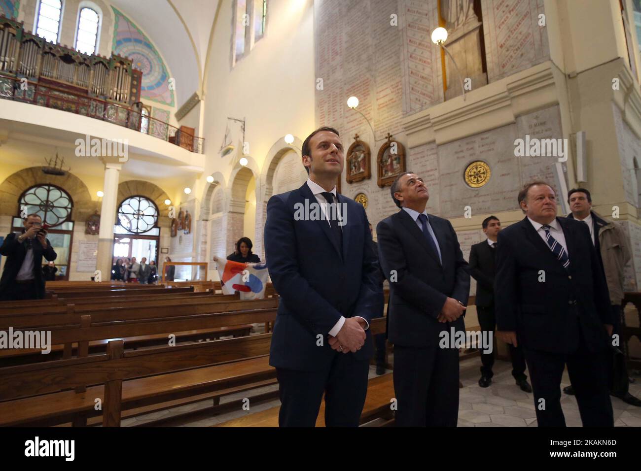 Emmanuel Macron, un espoir présidentiel français, visite la basilique notre-Dame d'Afrique dans le quartier Bab el-Oued d'Alger, sur 14 février 2017. Macron achève sa visite de deux jours en Algérie. (Photo de Billal Bensalem/NurPhoto) *** Veuillez utiliser le crédit du champ de crédit *** Banque D'Images