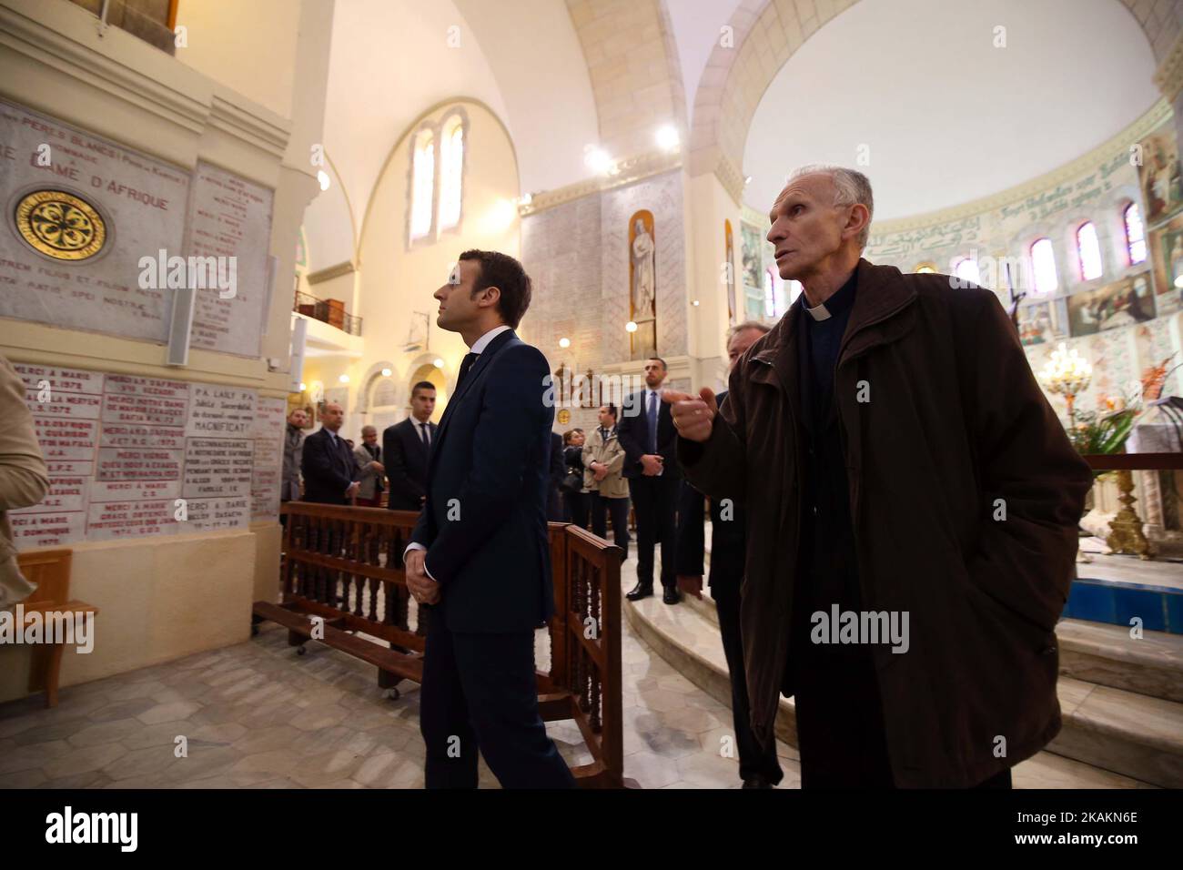 Emmanuel Macron, un espoir présidentiel français, visite la basilique notre-Dame d'Afrique dans le quartier Bab el-Oued d'Alger, sur 14 février 2017. Macron achève sa visite de deux jours en Algérie. (Photo de Billal Bensalem/NurPhoto) *** Veuillez utiliser le crédit du champ de crédit *** Banque D'Images