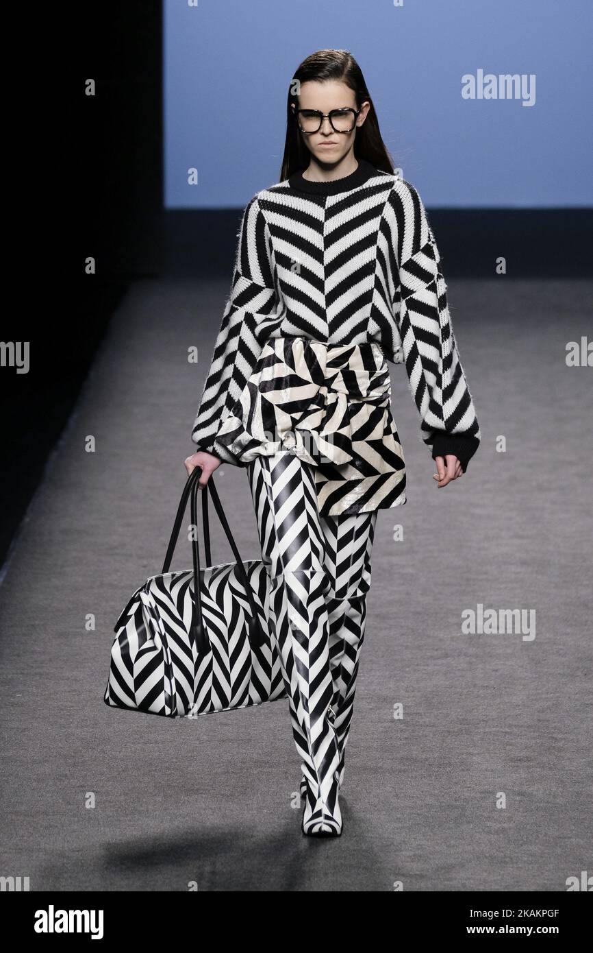 Un modèle marche sur la piste du SPECTACLE MARIA ESCOTE pendant la Mercedes-Benz Madrid Fashion week automne/hiver 2017/2018 à l'IFEMA sur 17 février 2017 à Madrid, Espagne (photo par Oscar Gonzalez/NurPhoto) *** Veuillez utiliser le crédit du champ de crédit *** Banque D'Images