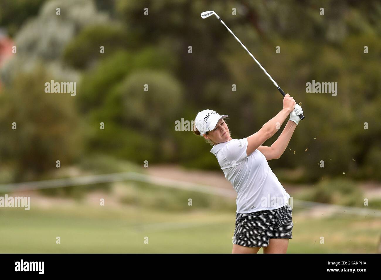 ADÉLAÏDE, AUSTRALIE - 17 FÉVRIER : Ally McDonald des États-Unis sur le fairway 11th lors de la deuxième partie de l'Open féminin AUSTRALIEN ISPS Handa au Royal Adelaide Golf Club on 17 février 2017 à Adélaïde, en Australie. (Photo par Andy Astfalck/NurPhoto) *** Veuillez utiliser le crédit du champ de crédit *** Banque D'Images