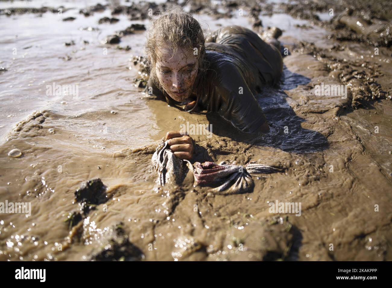 Les adolescents israéliens parcourent de lourds sacs de sable dans la boue en se rendant à une compétition annuelle d'entraînement physique de combat en préparation à leur service militaire obligatoire, près de Kibbutz Yakum, Israël, 17 février 2017. (Photo de Corinna Kern/NurPhoto) *** Veuillez utiliser le crédit du champ de crédit *** Banque D'Images