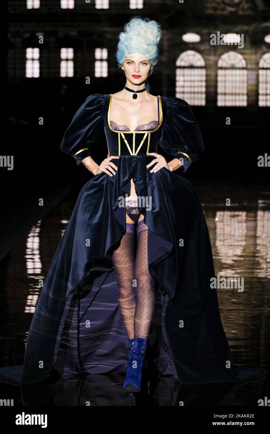 Un modèle marche la piste au spectacle Andres Sarda pendant la Mercedes-Benz Madrid Fashion week automne/hiver 2017/2018 à l'IFEMA sur 18 février 2017 à Madrid, Espagne (photo par Oscar Gonzalez/NurPhoto) *** Veuillez utiliser le crédit du champ de crédit *** Banque D'Images