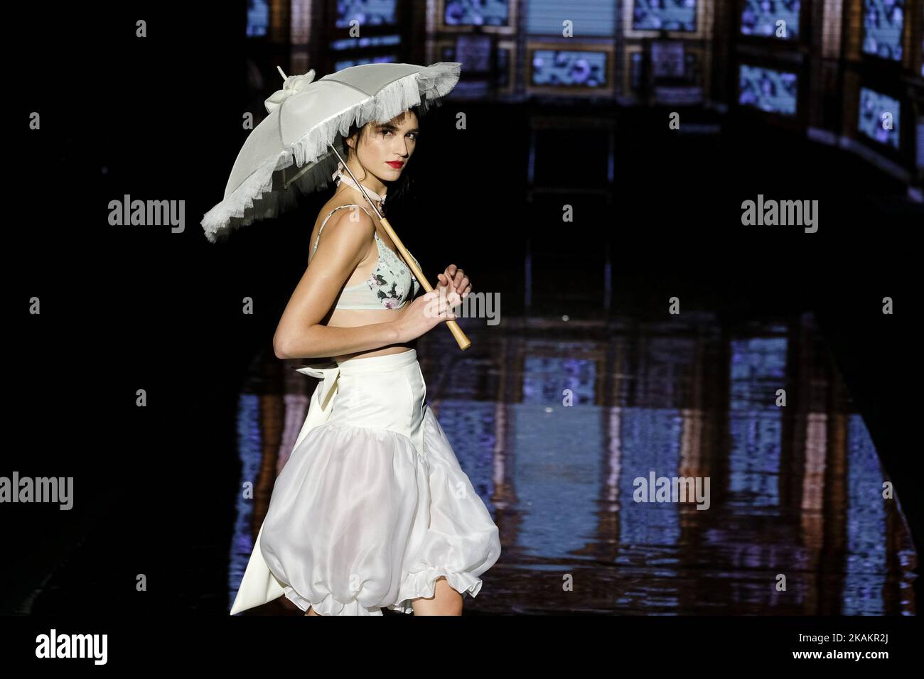 Un modèle marche la piste au spectacle Andres Sarda pendant la Mercedes-Benz Madrid Fashion week automne/hiver 2017/2018 à l'IFEMA sur 18 février 2017 à Madrid, Espagne (photo par Oscar Gonzalez/NurPhoto) *** Veuillez utiliser le crédit du champ de crédit *** Banque D'Images
