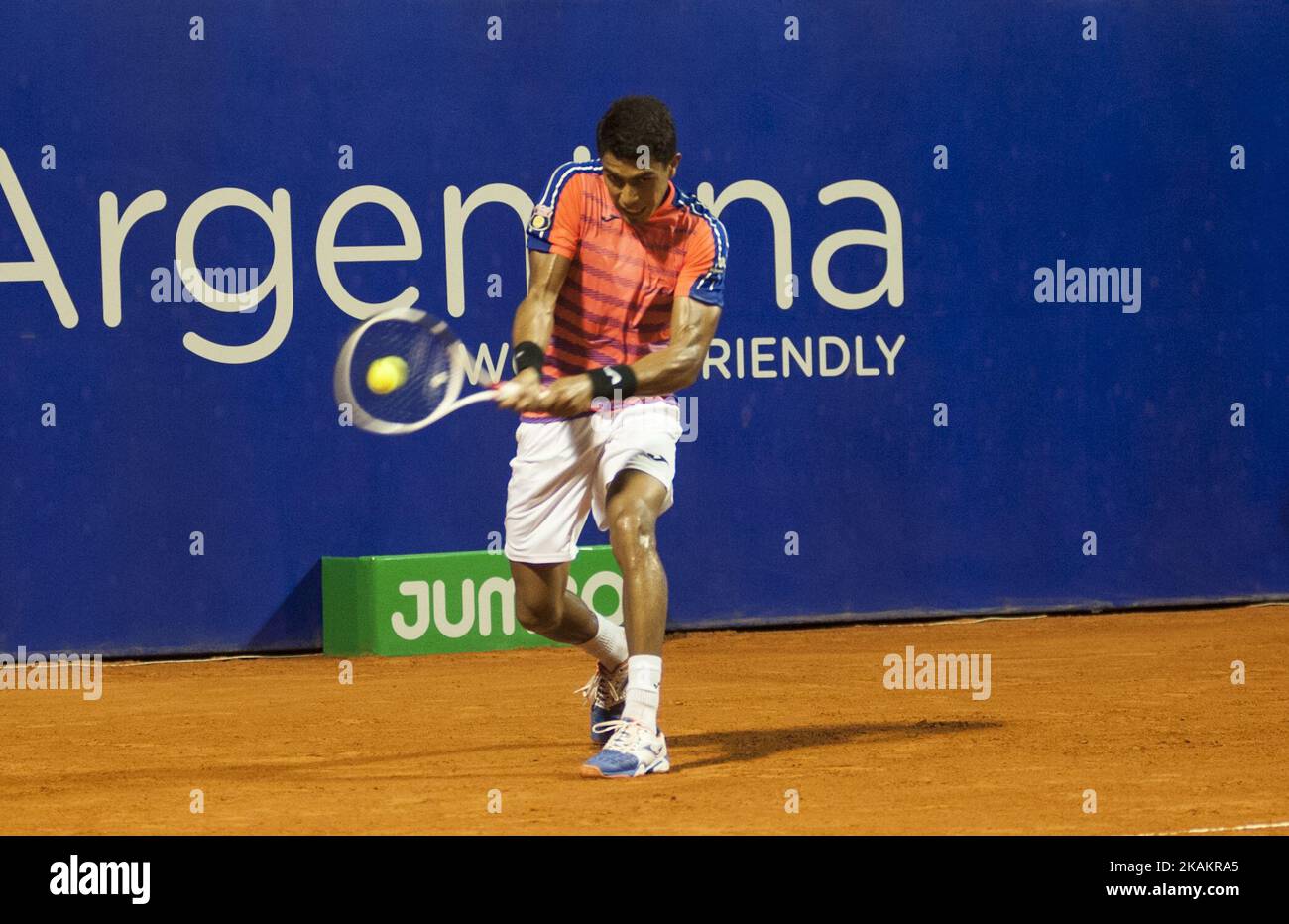 Thiago Monteiro du Brésil retourne le ballon à Carlos Berlocq de l'Argentine, lors d'un match de tennis de l'ATP Argentine Open, à Buenos Aires, Argentine, le vendredi 17 février, 2017. (Photo de Gabriel Sotelo/NurPhoto) *** Veuillez utiliser le crédit du champ de crédit *** Banque D'Images