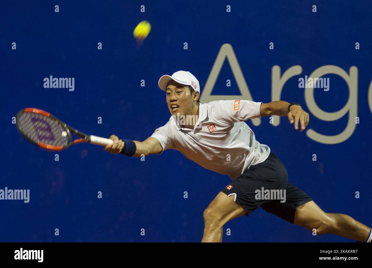 Kei Nishikori du Japon retourne le ballon à Joao Sousa du Portugal, lors d'un match de tennis de l'ATP Argentine Open, à Buenos Aires, Argentine, vendredi 17 février, 2017. (Photo de Gabriel Sotelo/NurPhoto) *** Veuillez utiliser le crédit du champ de crédit *** Banque D'Images