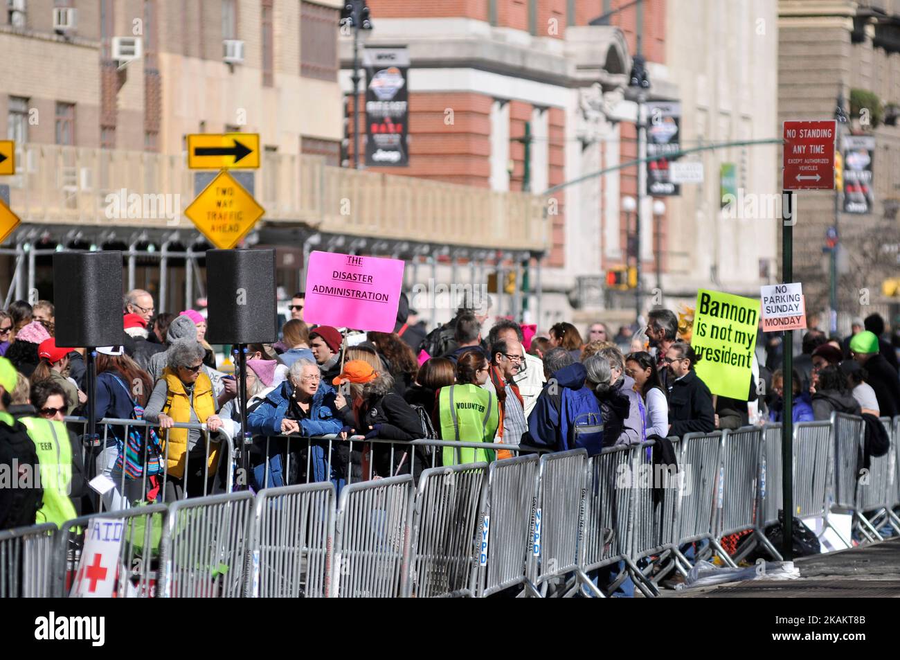 Des milliers de personnes se rassemblent autour de la nation le jour des présidents, 20 février 2017, pour protester contre la présidence Trump dans des rassemblements similaires à ceux de la « Journée du non-président » près de la tour Trump à New York. (Photo de Bastiaan Slabbers/NurPhoto) *** Veuillez utiliser le crédit du champ de crédit *** Banque D'Images