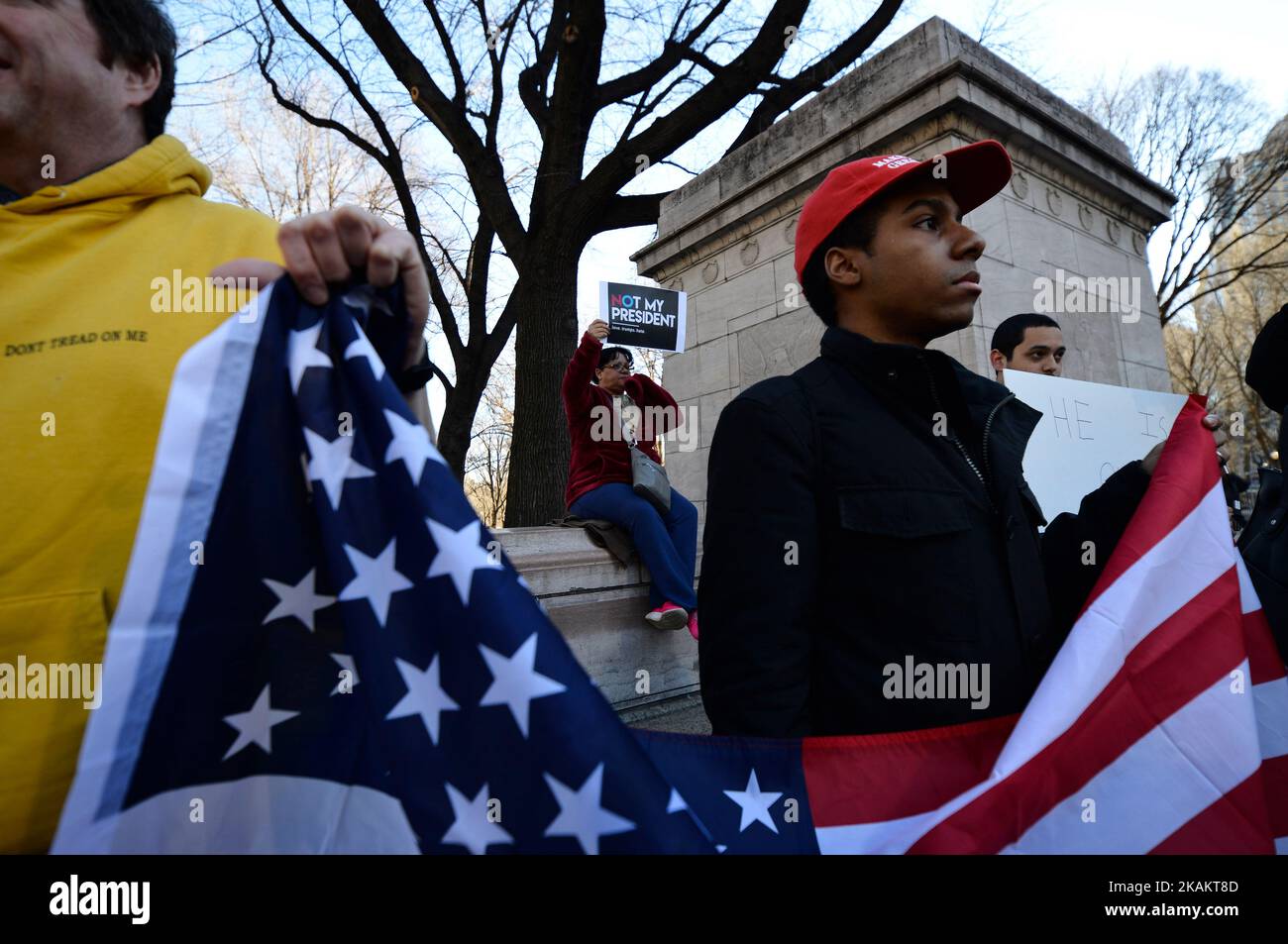 Des milliers de personnes se rassemblent autour de la nation le jour des présidents, 20 février 2017, pour protester contre la présidence Trump dans des rassemblements similaires à ceux de la « Journée du non-président » près de la tour Trump à New York. (Photo de Bastiaan Slabbers/NurPhoto) *** Veuillez utiliser le crédit du champ de crédit *** Banque D'Images