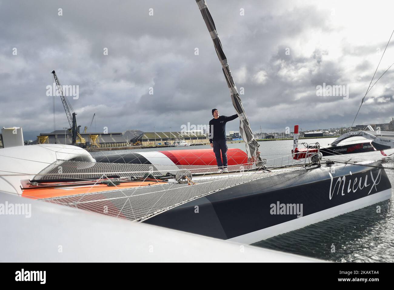 Le skipper Arthur le Vaillant pose pour des photos à bord du voilier « bien » sur 3 novembre 2022 à Saint Malo, France. La route transatlantique du Rhum quittera Saint-Malo en direction de la Guadeloupe ce dimanche, 6 novembre. Un total de 138 marins prendra le départ. Arthur le Vaillant, qui fait campagne pour une navigation plus écologique et plus durable, naviguera sur « bien », un bateau qui a déjà eu trois vies. Photo de Franck Castel/ABACAPRESS.COM Banque D'Images