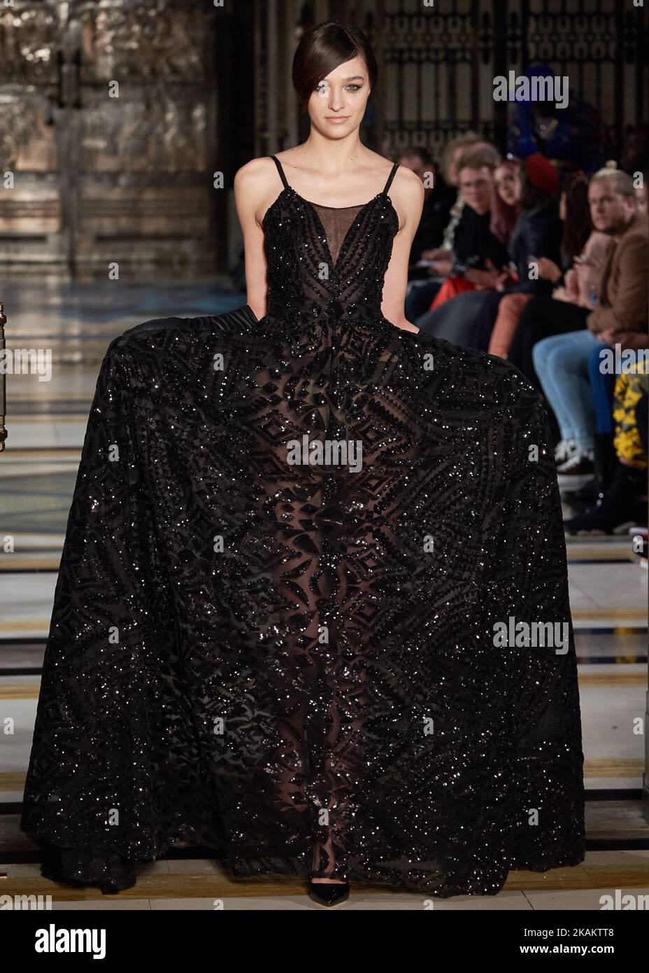 Un modèle marche sur la piste du spectacle Malan Breton au Fashion Scout pendant la semaine de la mode de Londres les collections de février 2017 sur 18 février 2017 à Londres, Angleterre.(photo de Karyn Louise/NurPhoto) *** Veuillez utiliser le crédit du champ de crédit *** Banque D'Images