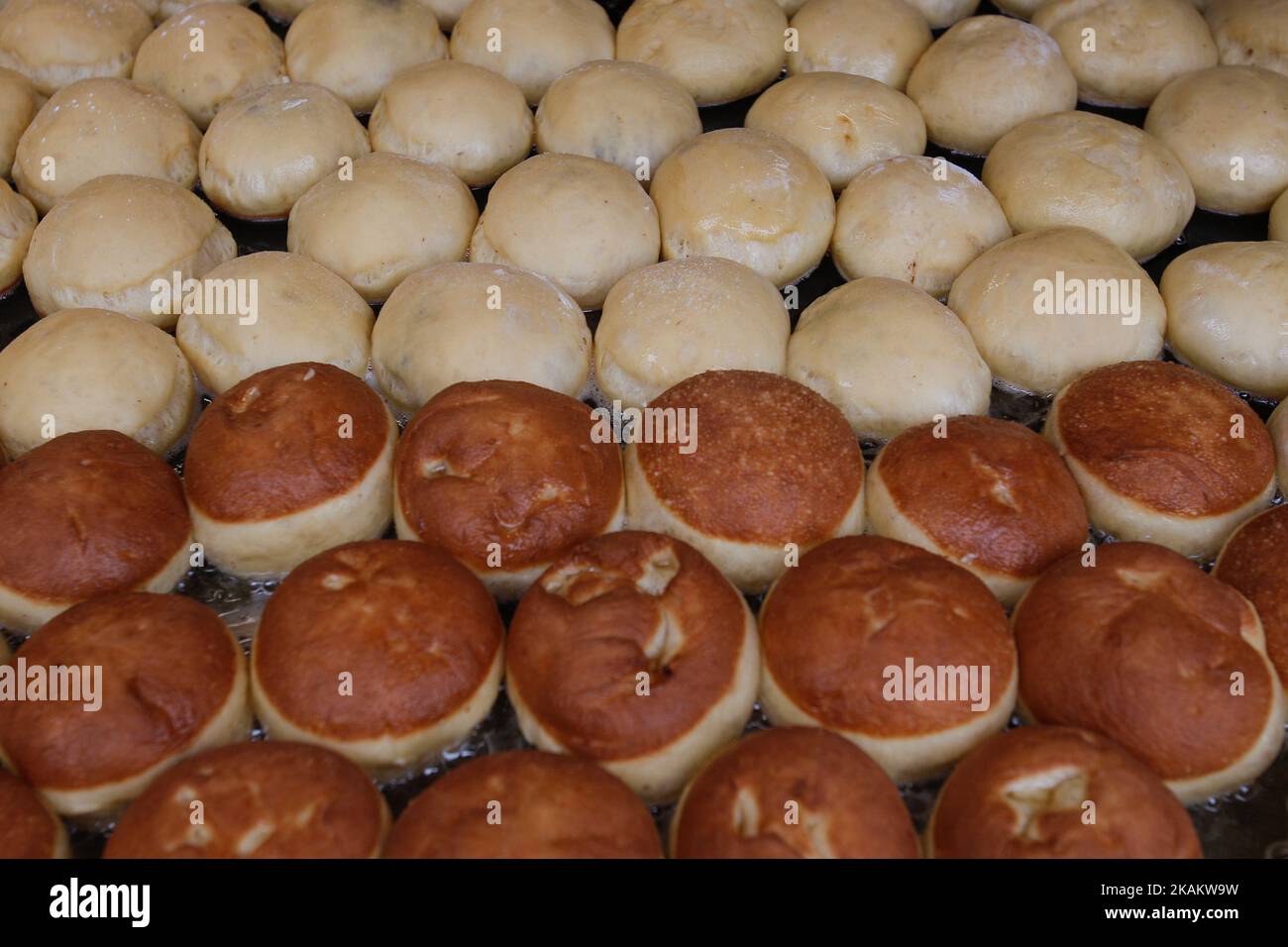 Le dernier jeudi avant le Cart aussi connu sous le nom de Fat Thursday ou Tlusty Czwartek en Pologne mangent traditionnellement des patzki, des pâtisseries remplies de confiture semblables à des beignets. Prêté est un temps de jeûne jusqu'à Pâques et les gens se régalent donc avant ce temps de discipline qui dure quarante jours. (Photo de Jaap Arriens/NurPhoto) *** Veuillez utiliser le crédit du champ de crédit *** Banque D'Images