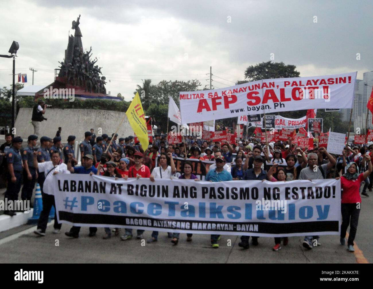 Les manifestants marchent vers le Camp Aguinaldo lors d'une manifestation organisée samedi à l'occasion de l'anniversaire de la Révolution du pouvoir du peuple en 31st, à 25 février 2017, dans la ville de Quezon, à l'est de Manille, aux Philippines. Les manifestants ont appelé à la reprise des pourparlers de paix entre le gouvernement philippin et les rebelles communistes. (Photo de Richard James Mendoza/NurPhoto) *** Veuillez utiliser le crédit du champ de crédit *** Banque D'Images