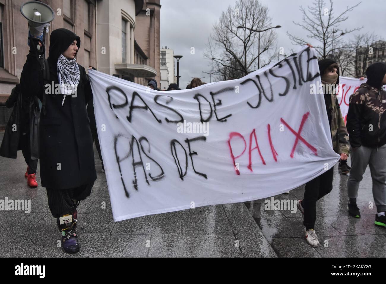 Les lycéens ont une bannière intitulée « pas de justice, pas de paix » alors qu'ils sont confrontés à la police anti-émeute à 28 février 2017 à Paris, lors d'une manifestation contre la brutalité policière, trois semaines après que Theo, un jeune travailleur noir, aurait été violé par un bâton de police après un contrôle d'identité. (Photo de Julien Mattia/NurPhoto) *** Veuillez utiliser le crédit du champ de crédit *** Banque D'Images