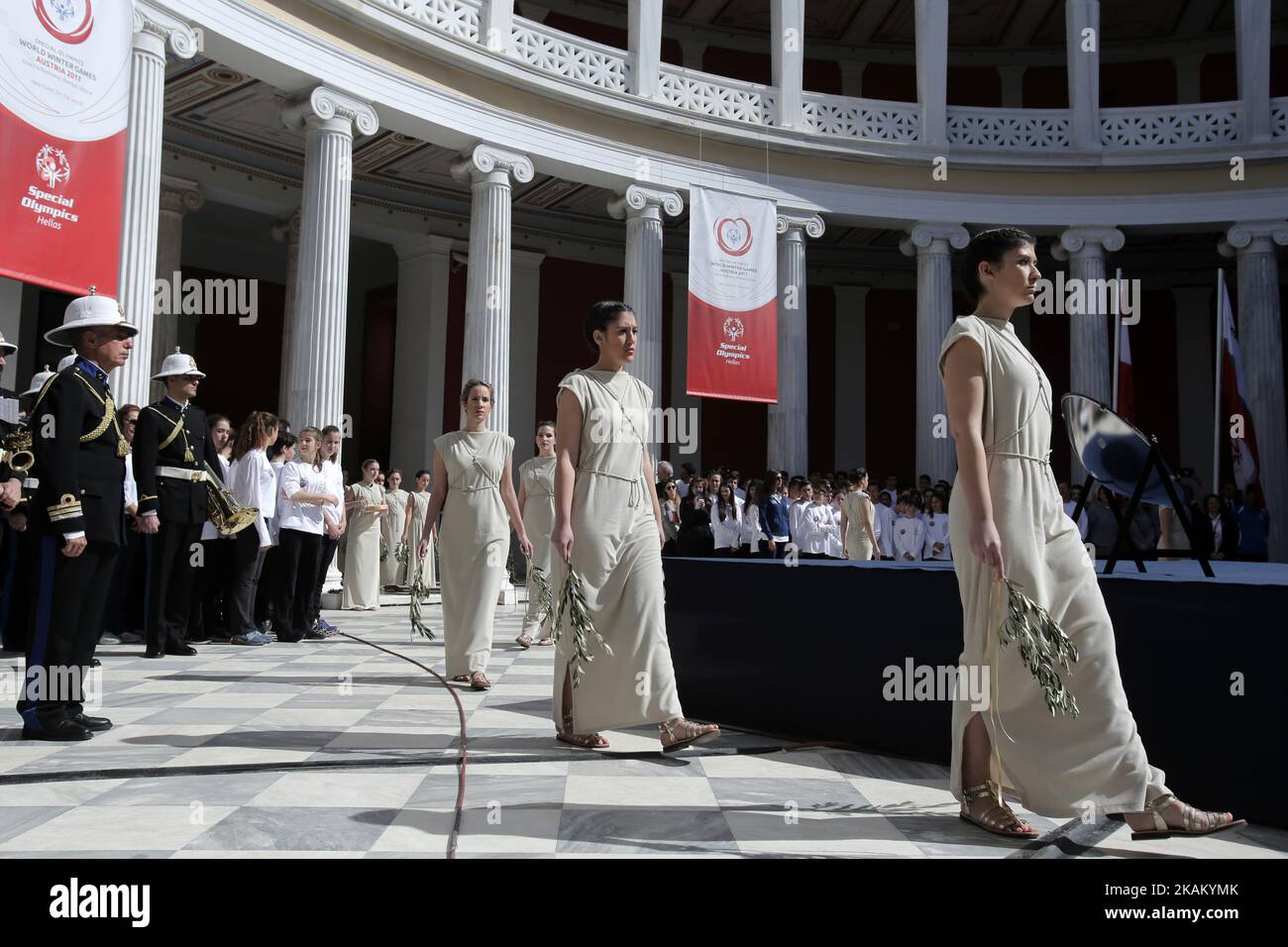 Rituel de la cérémonie d'éclairage de la flamme de l'espoir pour les XI Jeux Olympiques spéciaux Jeux mondiaux d'hiver Autriche 2017, à Zappeion Megaron, à Athènes, Grèce sur 2 mars 2017 (photo de Panayotis Tzamaros/NurPhoto) *** Veuillez utiliser le crédit du champ de crédit *** Banque D'Images