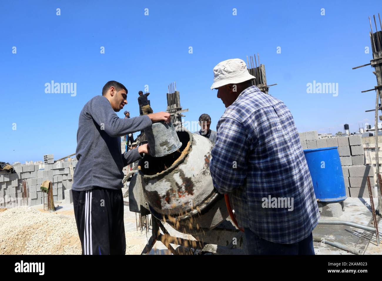 Les Palestiniens travaillent lors de la construction d'une maison détruite par Israël pendant la guerre de 2014 et qui se déroule très lentement, à Gaza, sur 5 mars 2017. (Photo de Mamen Faiz/NurPhoto) *** Veuillez utiliser le crédit du champ de crédit *** Banque D'Images