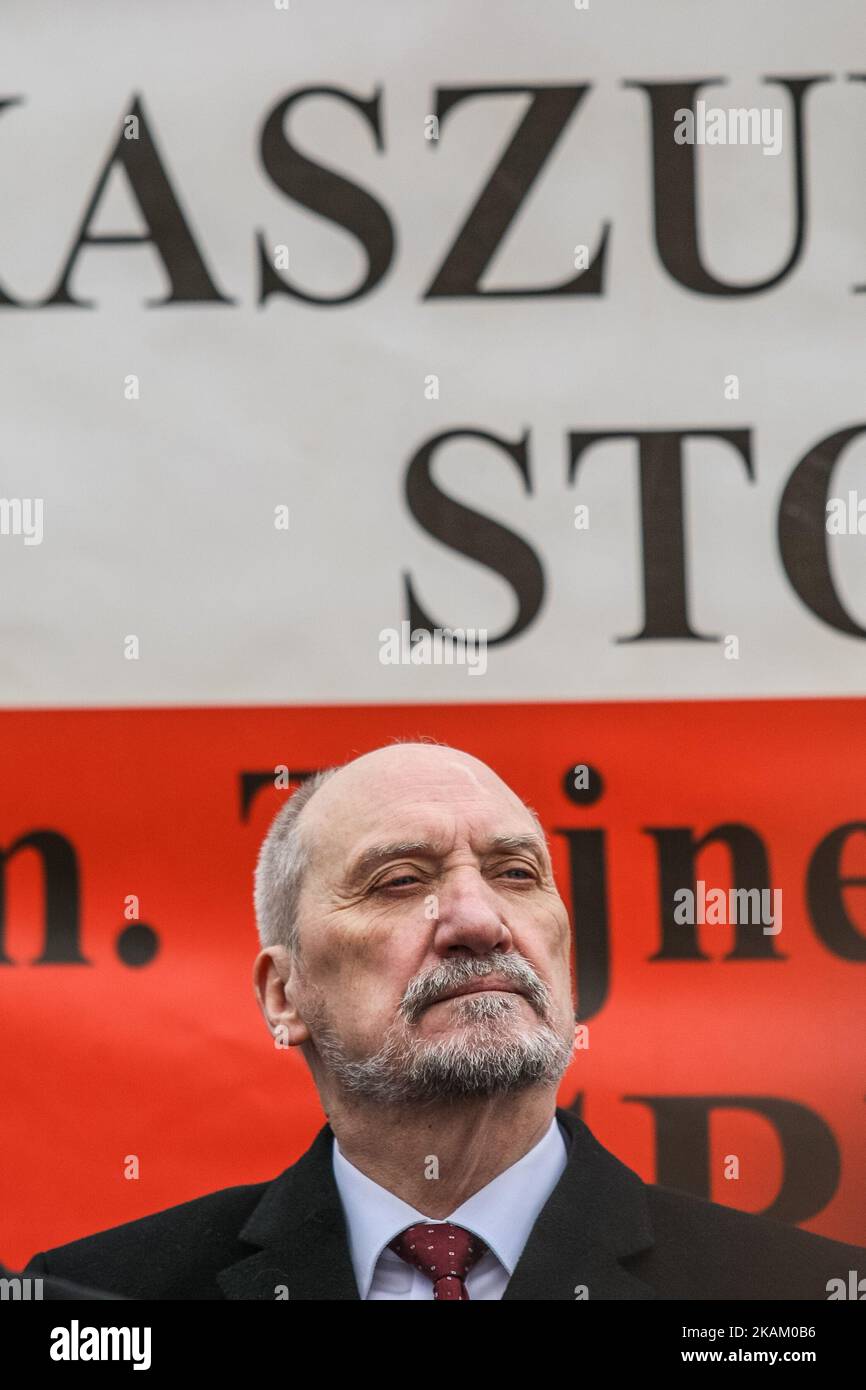 Le ministre de la Défense Antoni Macierewicz est présent le 5 mars 2017 à Golubie, dans la région de Kashubia, en Pologne. Macierewicz visite Golubie pour participer à l'anniversaire de la mort de Jozef Dambek - chef de l'organisation militaire secrète Gryf Pomorski pendant la Seconde Guerre mondiale. (Photo de Michal Fludra/NurPhoto) *** Veuillez utiliser le crédit du champ de crédit *** Banque D'Images