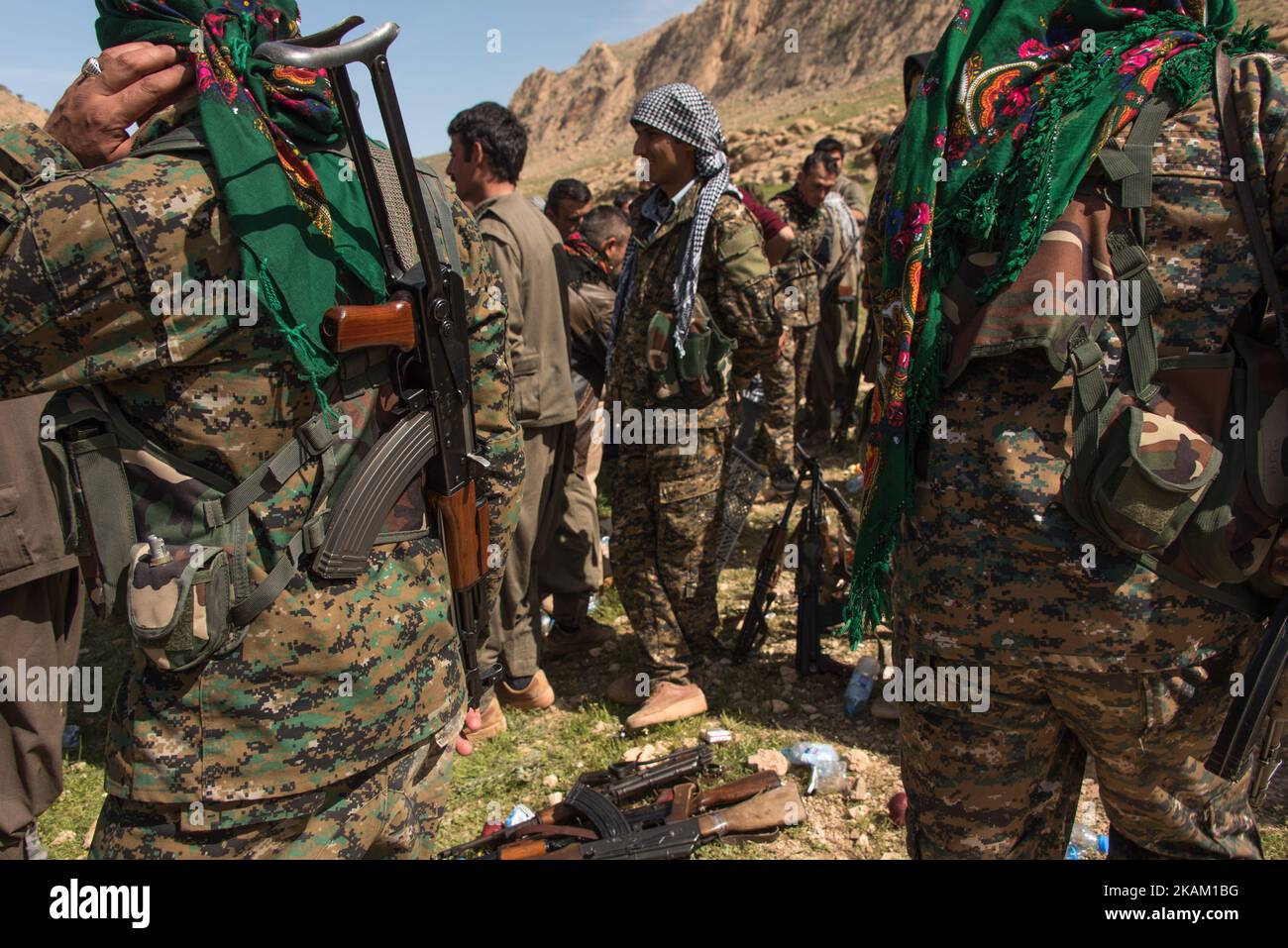 Soldats des milices kurdes de Sinjar, en Irak, célébrant l'anniversaire d'Abdullah Ocalan, un dirigeant nationaliste kurde et l'un des membres fondateurs du Parti des travailleurs du Kurdistan (PKK). Photos prises en avril 2016. (Photo de Diego Cupolo/NurPhoto) *** Veuillez utiliser le crédit du champ de crédit *** Banque D'Images