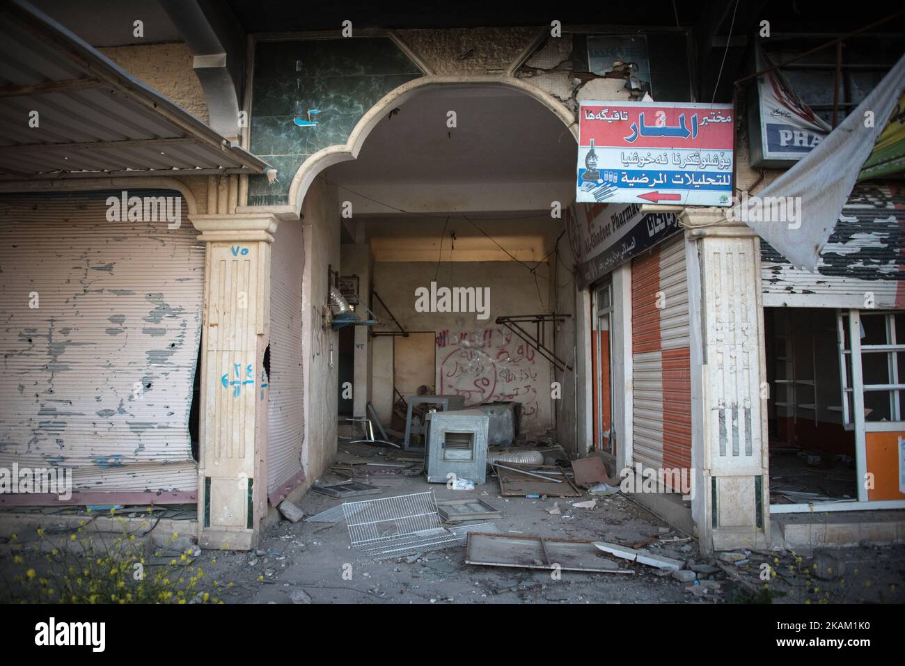 La ville de Sinjar, également connue sous le nom de Shingal, une ville dans le district de Shingal, province de Ninive, Irak. La ville a été lourdement endommagée lors des opérations de libération de l'EI en 2015. On trouve encore des fosses communes dans toute la ville. Photos prises en avril 2016. (Photo de Diego Cupolo/NurPhoto) *** Veuillez utiliser le crédit du champ de crédit *** Banque D'Images