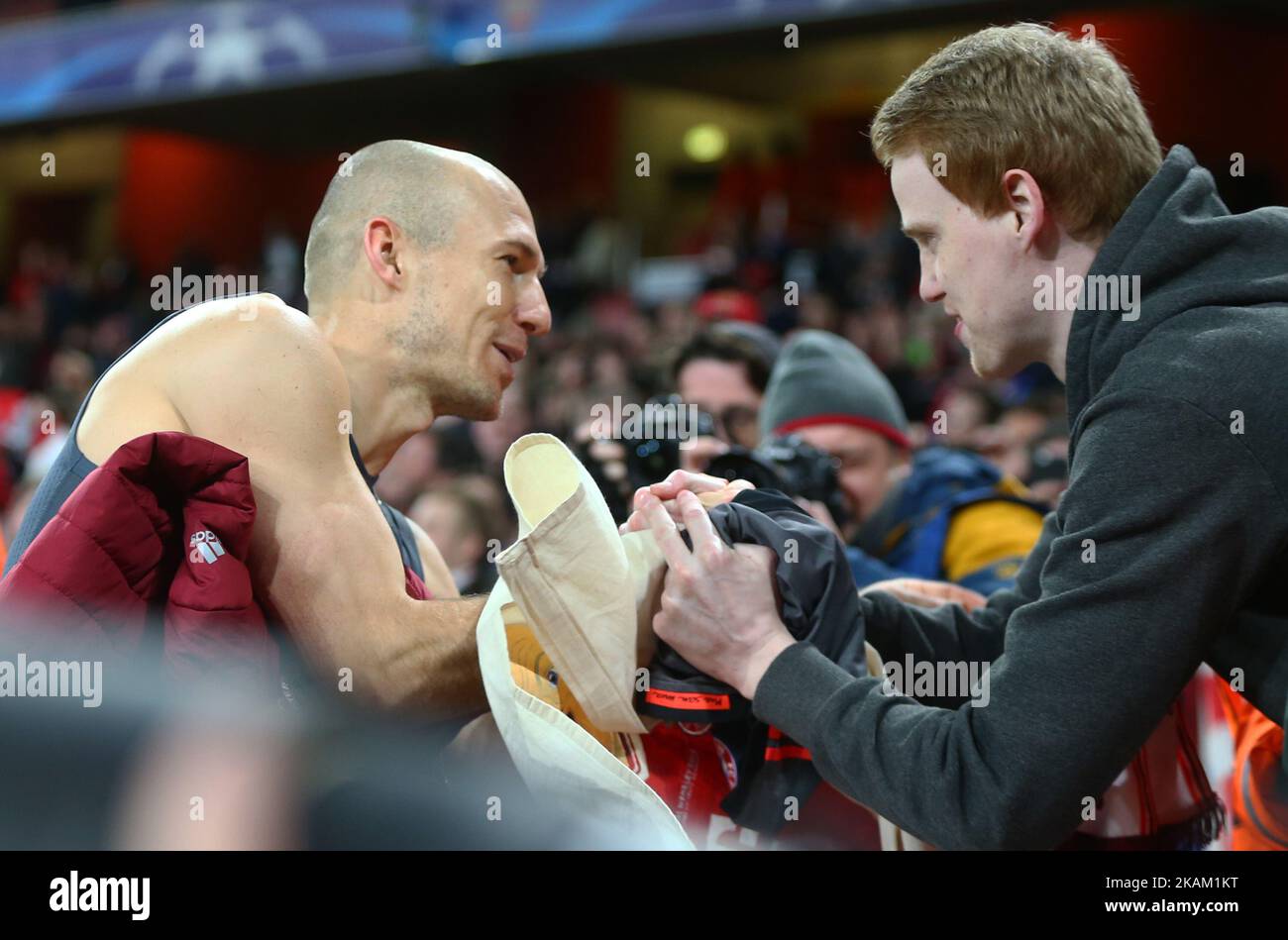 Arjen Robben, du FC Bayern Munich, remet sa chemise à un Fan lors de l'UEFA Champions League - Round 16 - 2nd Leg Match entre Arsenal et Bayern Munich aux Emirats , Londres 07 Mar 2017 (photo de Kieran Galvin/NurPhoto) *** Veuillez utiliser le crédit du champ de crédit *** Banque D'Images