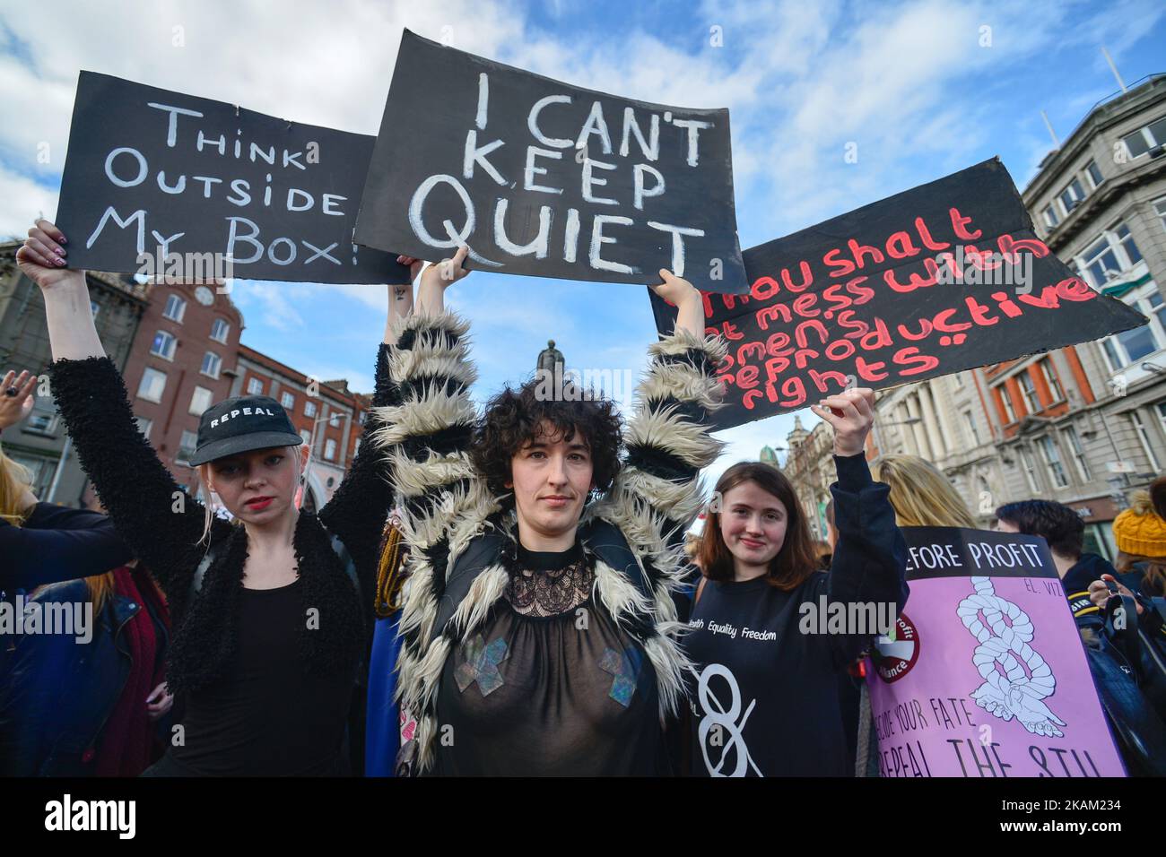 Des centaines de personnes, principalement membres de la campagne Strike 4 Abrogation, se sont rassemblées sur le pont O'Connel dans le centre de Dublin, puis ont pris les rues de Dublin pour protester devant un certain nombre de départements gouvernementaux, pour obtenir un référendum sur l'abrogation du huitième amendement. L'amendement à la Constitution de 1937, qui a été inséré dans un référendum en 1983, affirme que le droit à la vie d'un enfant à naître est égal à celui de sa mère. Mercredi, 08 mars 2017, à Dublin, Irlande. (Photo par Artur Widak/NurPhoto) *** Veuillez utiliser le crédit du champ de crédit *** Banque D'Images