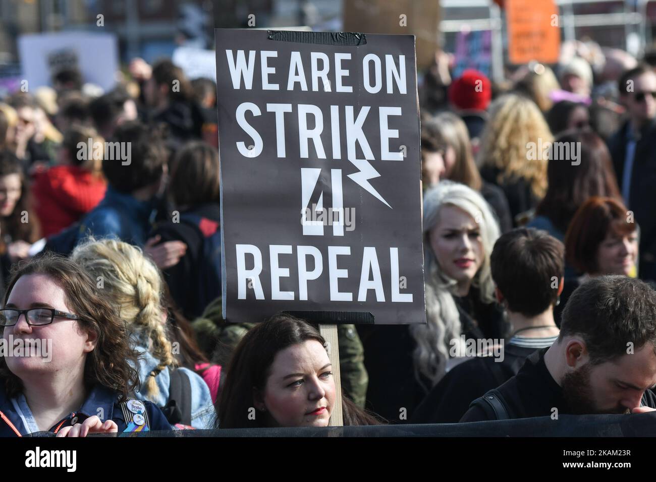 Des centaines de personnes, principalement membres de la campagne Strike 4 Abrogation, se sont rassemblées sur le pont O'Connel dans le centre de Dublin, puis ont pris les rues de Dublin pour protester devant un certain nombre de départements gouvernementaux, pour obtenir un référendum sur l'abrogation du huitième amendement. L'amendement à la Constitution de 1937, qui a été inséré dans un référendum en 1983, affirme que le droit à la vie d'un enfant à naître est égal à celui de sa mère. Mercredi, 08 mars 2017, à Dublin, Irlande. (Photo par Artur Widak/NurPhoto) *** Veuillez utiliser le crédit du champ de crédit *** Banque D'Images