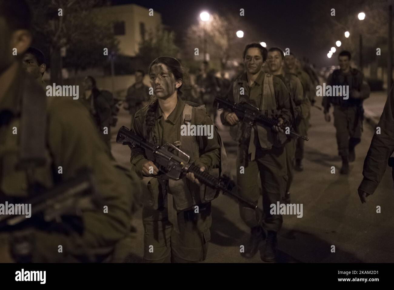 BINYAMINA, ISRAËL - 08 MARS 2017 : des soldats du corps d'artillerie traversent une zone urbaine pendant leur marche de baret à la fin de leur entraînement militaire de base à 08 mars 2017, près de la ville nord de Binyamina, en Israël. Environ 600 soldats ont participé à la marche des environs de 25km, qui a duré de minuit jusqu'aux heures du matin. (Photo de Corinna Kern/NurPhoto) *** Veuillez utiliser le crédit du champ de crédit *** Banque D'Images