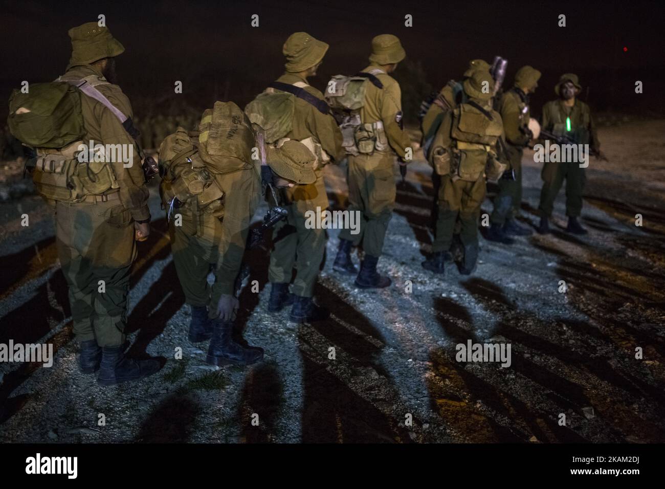 BINYAMINA, ISRAËL - 08 MARS 2017 : les soldats du corps d'artillerie se préparent avant de participer à une marche de baret à la fin de leur entraînement militaire de base sur 08 mars 2017, près de la ville nord de Binyamina, en Israël. Environ 600 soldats ont participé à la marche des environs de 25km, qui a duré de minuit jusqu'aux heures du matin. (Photo de Corinna Kern/NurPhoto) *** Veuillez utiliser le crédit du champ de crédit *** Banque D'Images