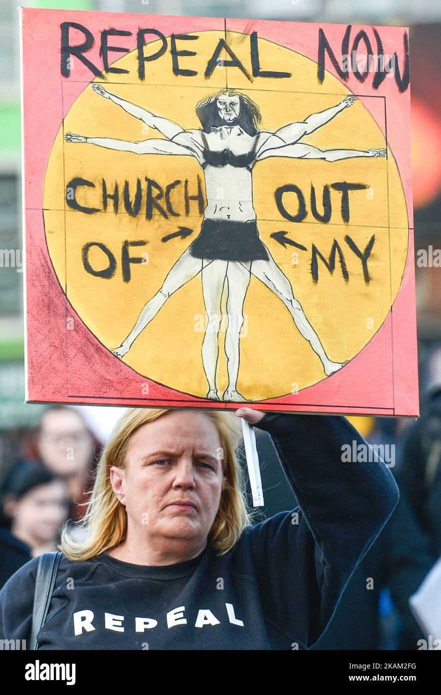 Un manifestant au cours d'une marche de campagne Abrogation Strike 4 qui s'est tenue aujourd'hui dans le centre-ville de Dublin, pour obtenir un référendum sur l'abrogation du huitième amendement. L'amendement à la Constitution de 1937, qui a été inséré dans un référendum en 1983, affirme que le droit à la vie d'un enfant à naître est égal à celui de sa mère. Mercredi, 08 mars 2017, à Dublin, Irlande. (Photo par Artur Widak/NurPhoto) *** Veuillez utiliser le crédit du champ de crédit *** Banque D'Images