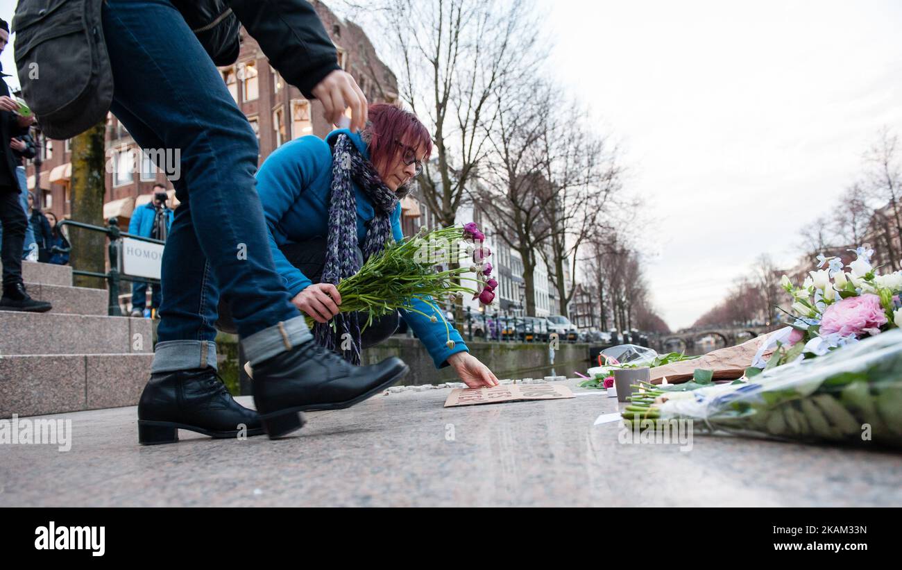 La communauté transgenre s'est réunie autour de l'Homomonument à Amsterdam, pays-Bas, le 10 mars 2017, pour condamner l'augmentation massive dans le monde entier du nombre de transgenres maltraités et assassinés. Y compris les deux derniers Pakistanais transgenres « torturés à mort » en Arabie Saoudite, cette semaine. Ce mémorial a été organisé par l'organisation à but non lucratif Trans United Amsterdam. (Photo par Romy Arroyo Fernandez/NurPhoto) *** Veuillez utiliser le crédit du champ de crédit *** Banque D'Images